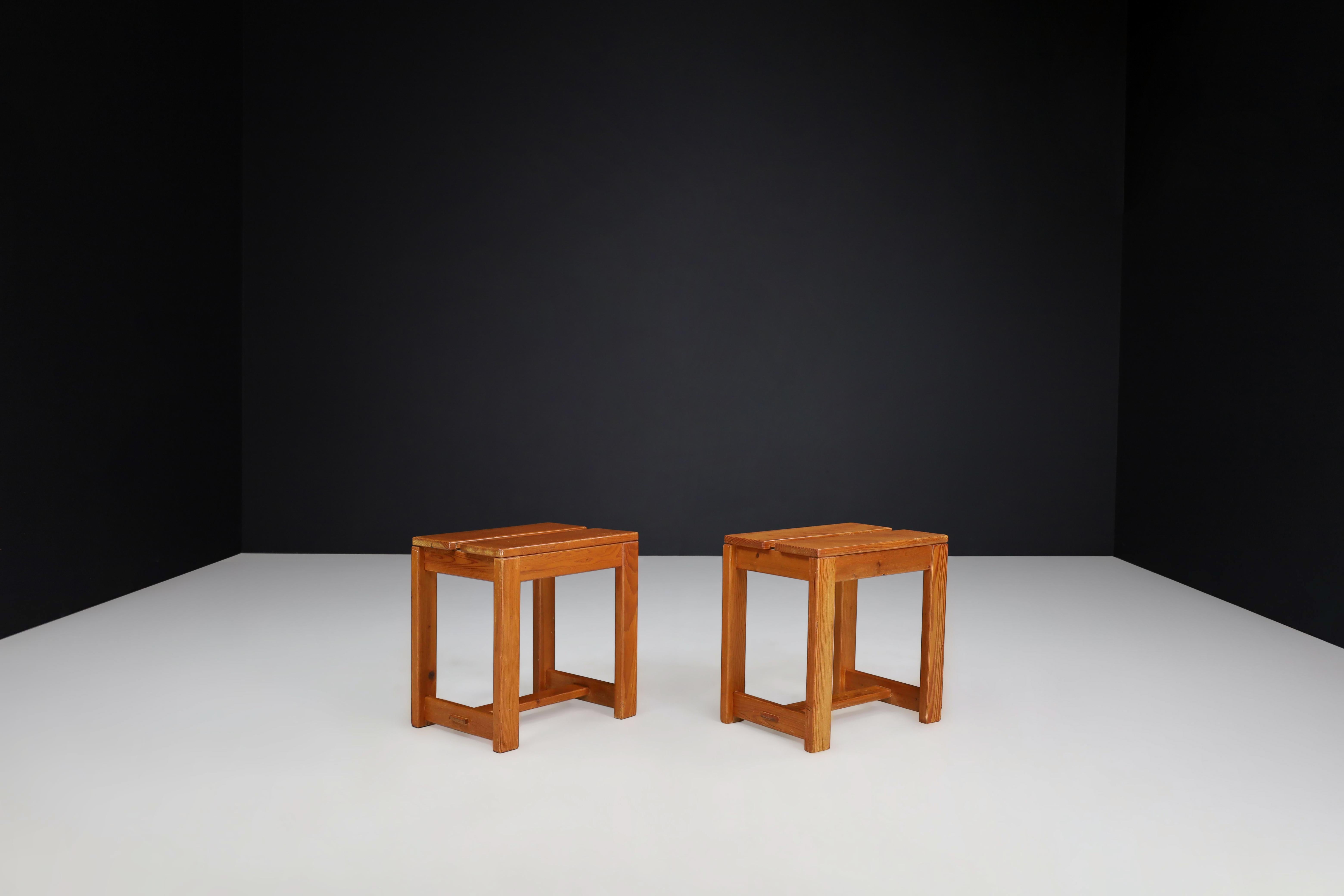 midcentury Pine stools in the style off Charlotte Perriand, France 1960s

These two pine wood stools were created in the style of Charlotte Perriand for the Les Arcs ski resort in France around 1960. Their design is simple and iconic, with clean