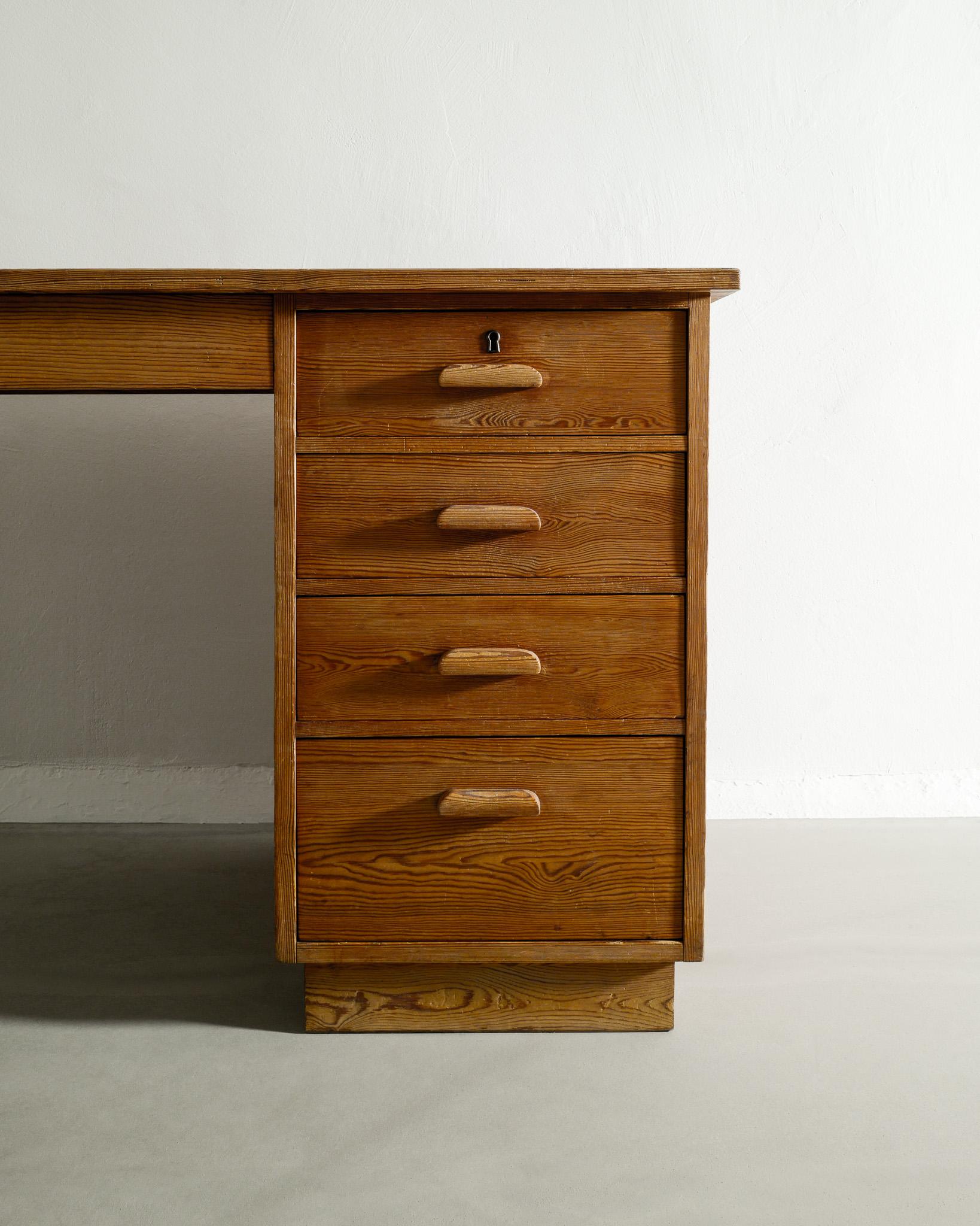 Mid Century Kiefer Wood Desk von Axel Einar Hjorth für Nordiska Kompaniet, 1940er Jahre  (Skandinavische Moderne) im Angebot