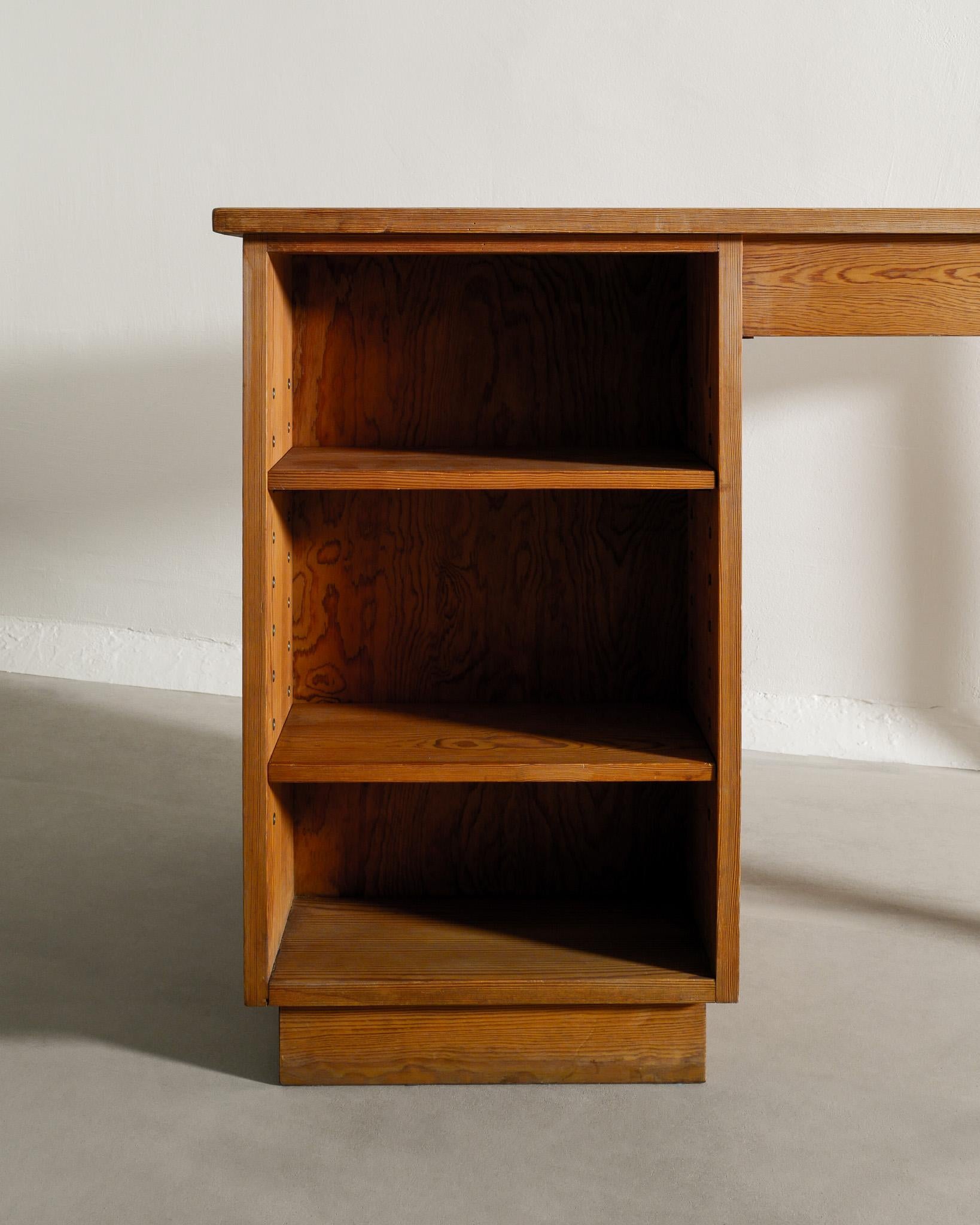 Mid Century Kiefer Wood Desk von Axel Einar Hjorth für Nordiska Kompaniet, 1940er Jahre  (Mitte des 20. Jahrhunderts) im Angebot