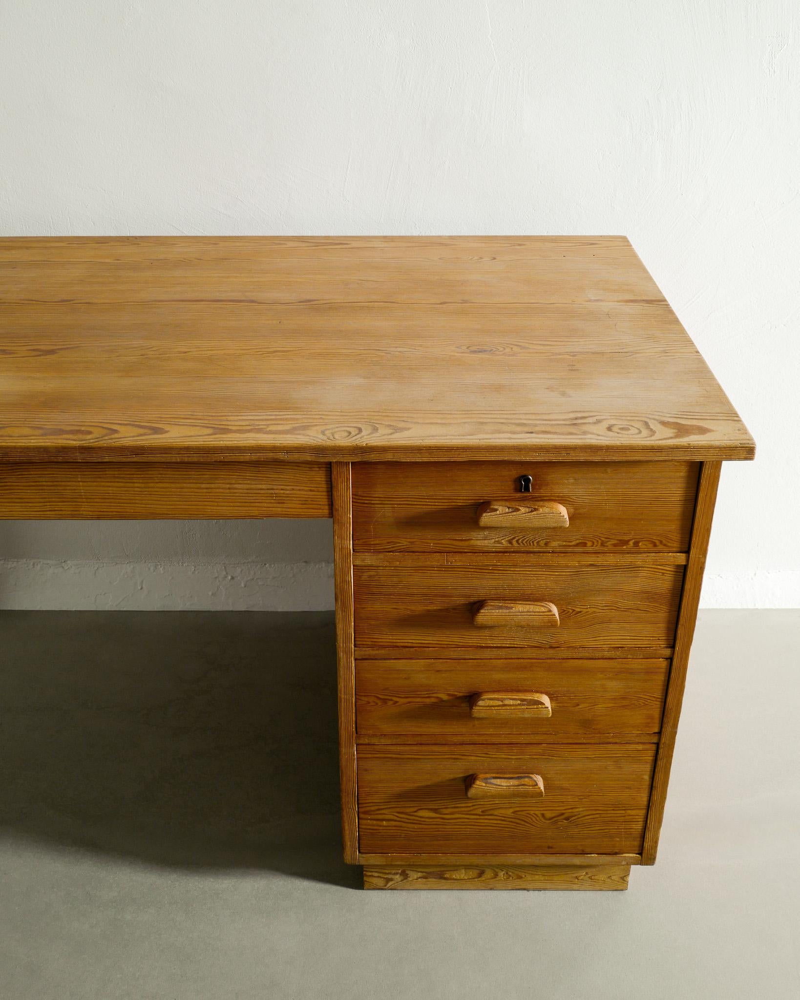 Mid Century Kiefer Wood Desk von Axel Einar Hjorth für Nordiska Kompaniet, 1940er Jahre  im Angebot 1