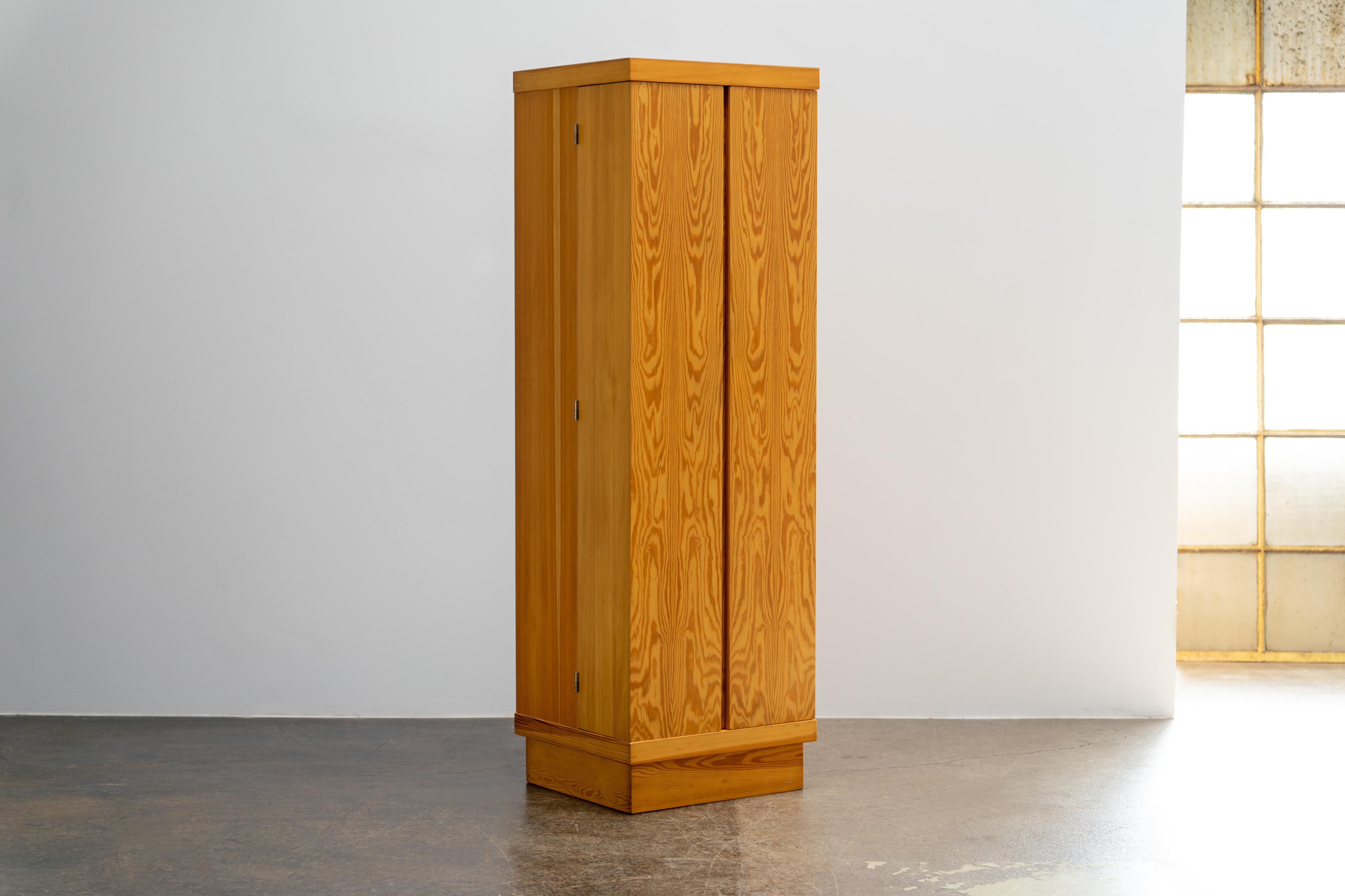 Armoire à chaussures en bois de pin du milieu du siècle, 1970 en vente 6