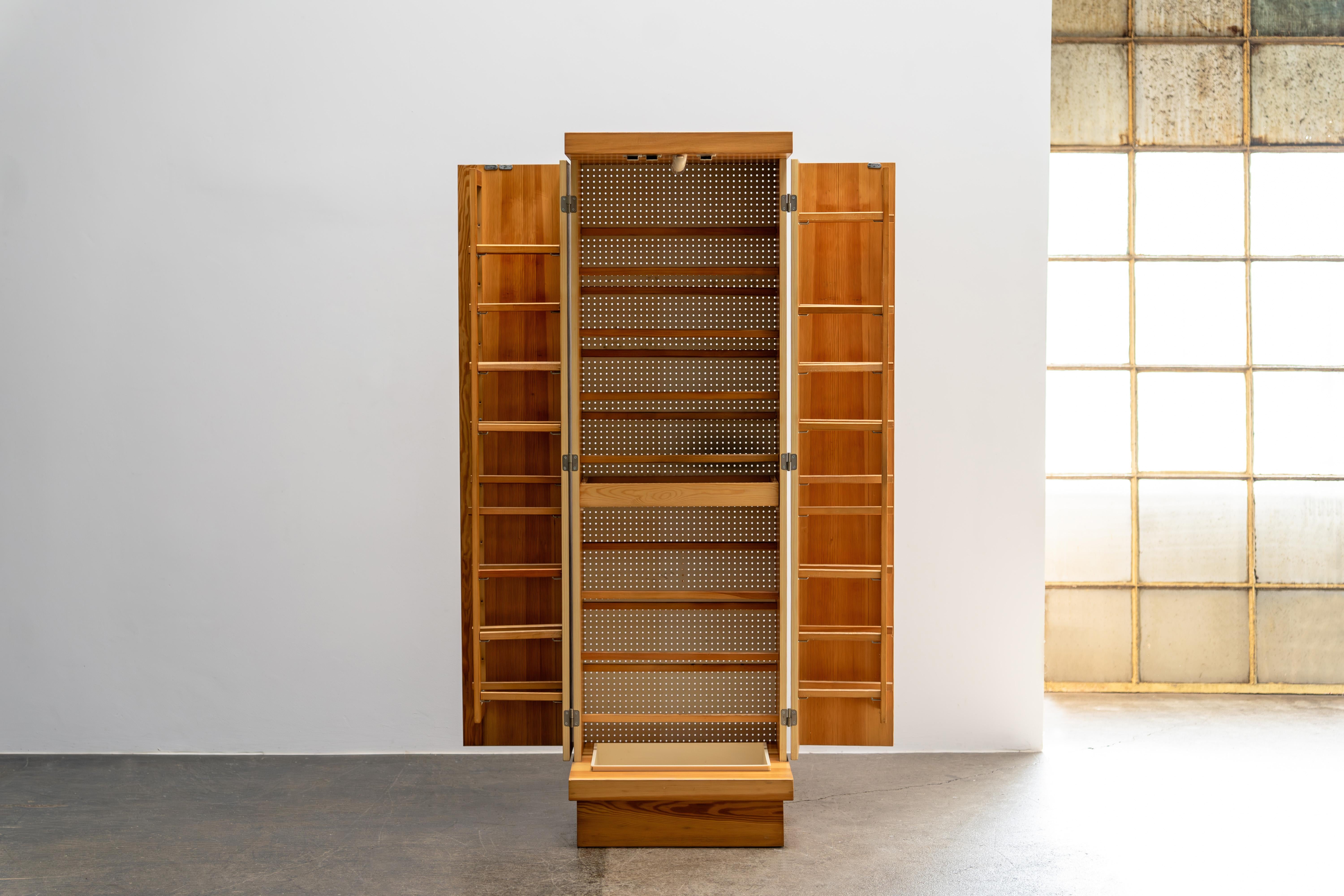 Mid-Century Modern Armoire à chaussures en bois de pin du milieu du siècle, 1970 en vente