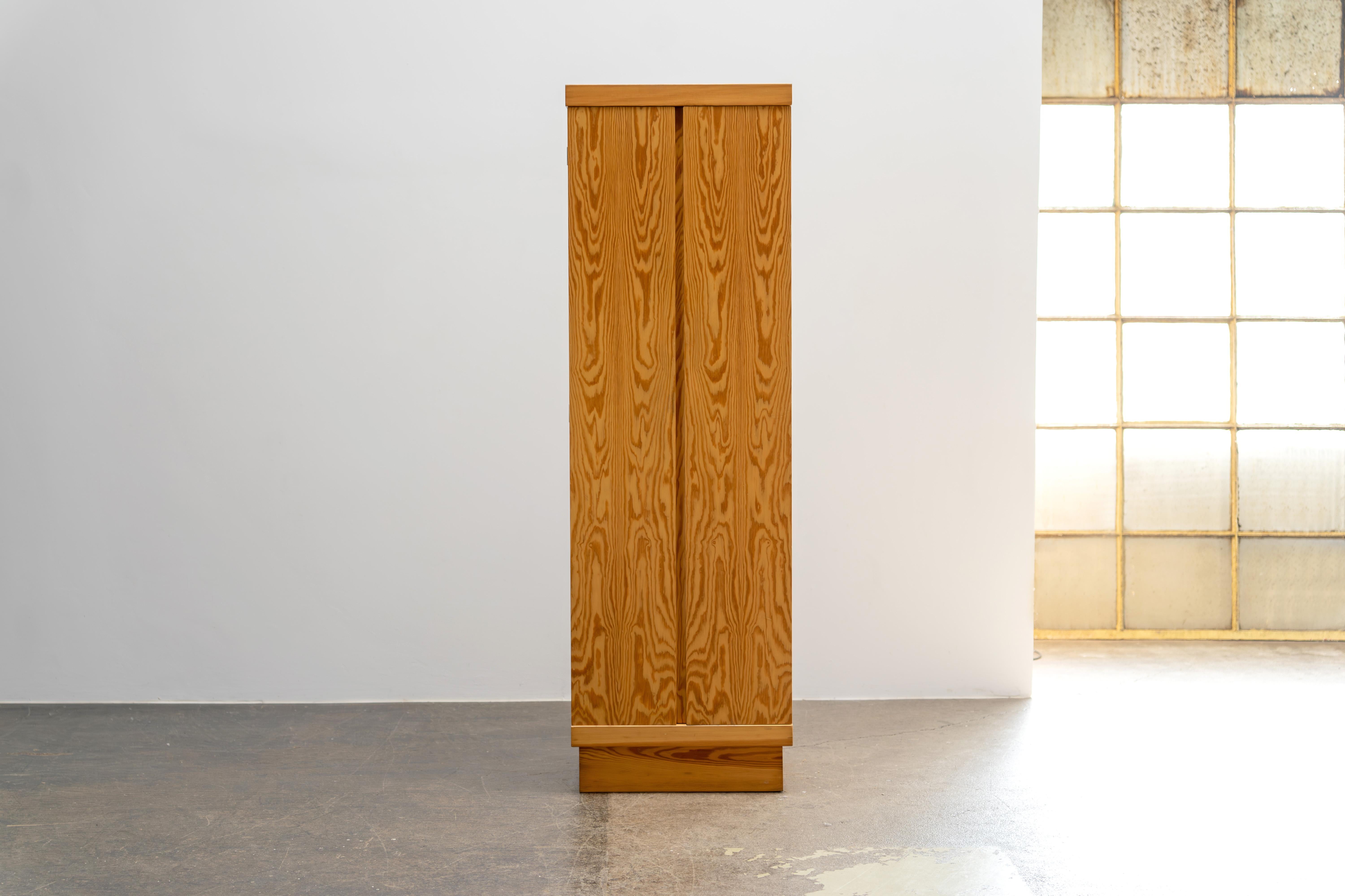 Armoire à chaussures en bois de pin du milieu du siècle, 1970 Bon état - En vente à Rosendahl, DE