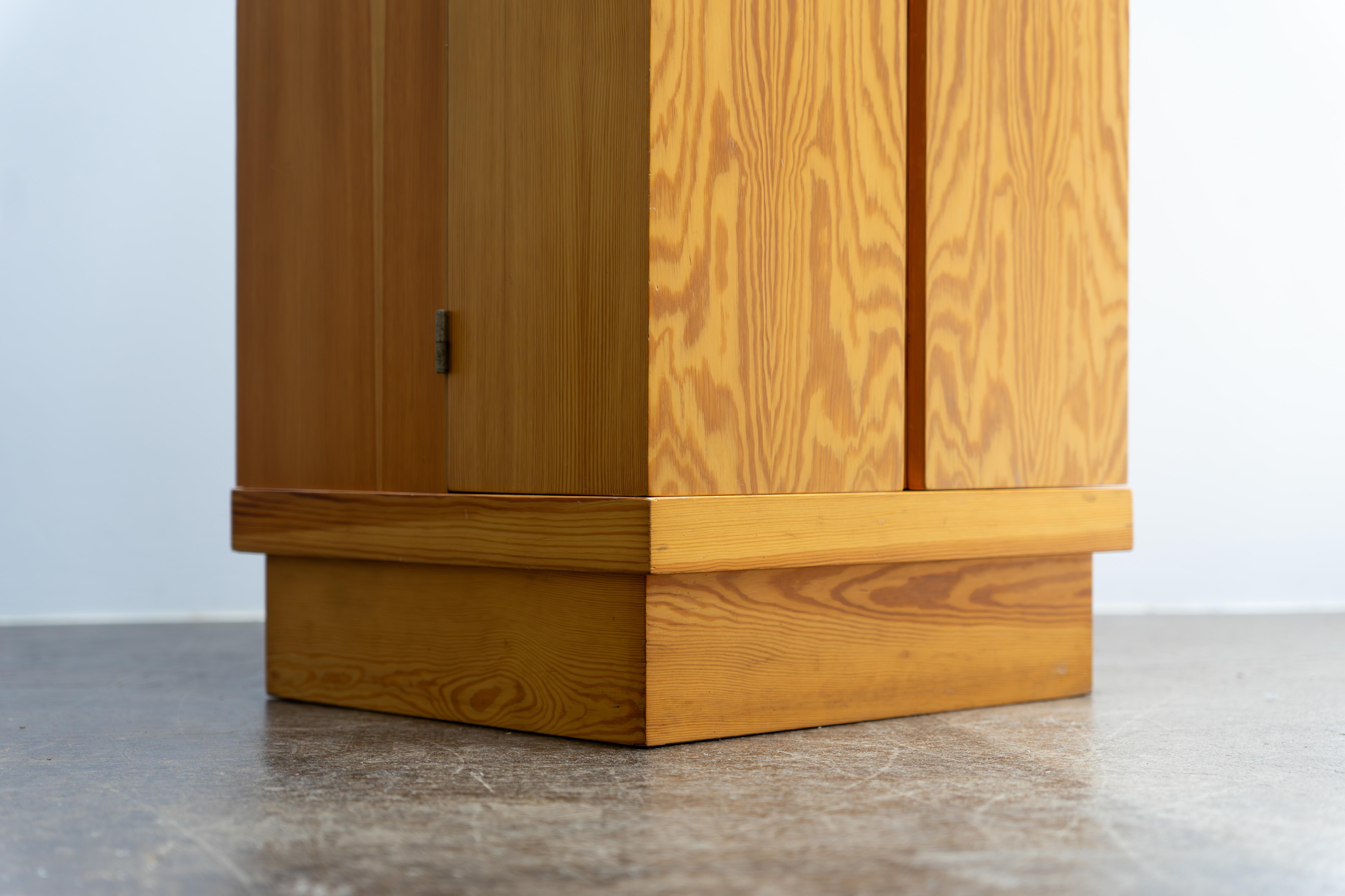 20ième siècle Armoire à chaussures en bois de pin du milieu du siècle, 1970 en vente