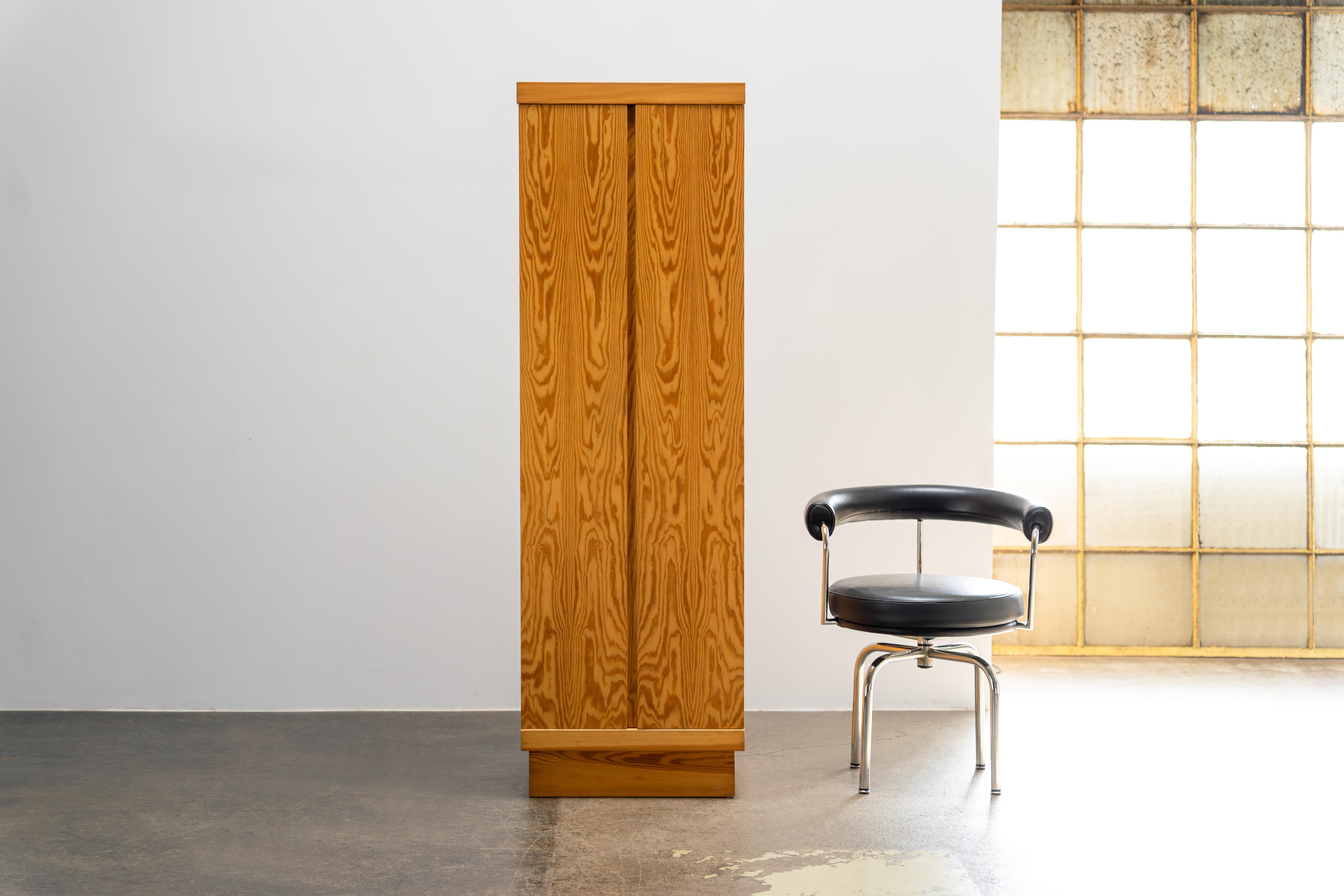 Plastique Armoire à chaussures en bois de pin du milieu du siècle, 1970 en vente