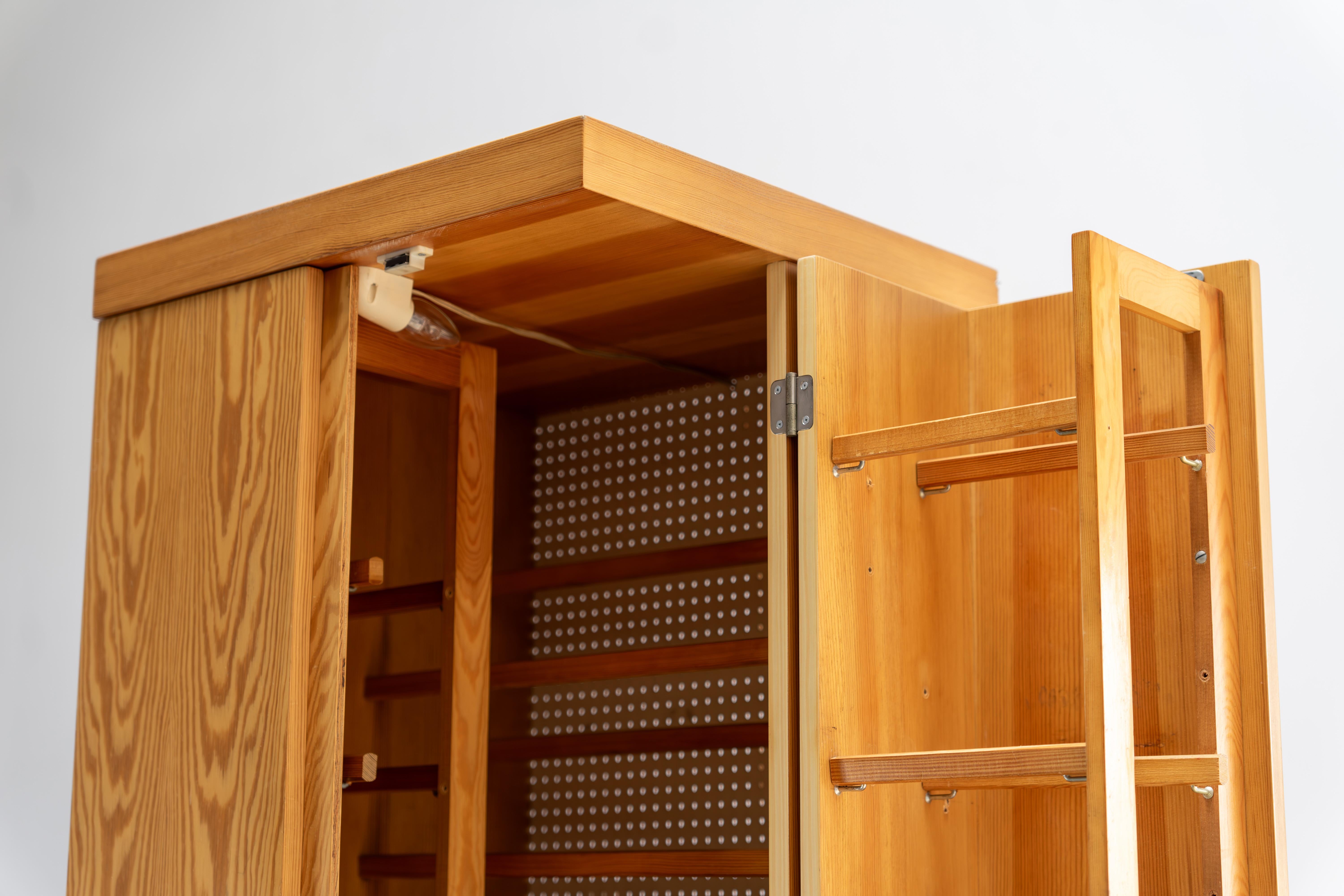 Armoire à chaussures en bois de pin du milieu du siècle, 1970 en vente 1
