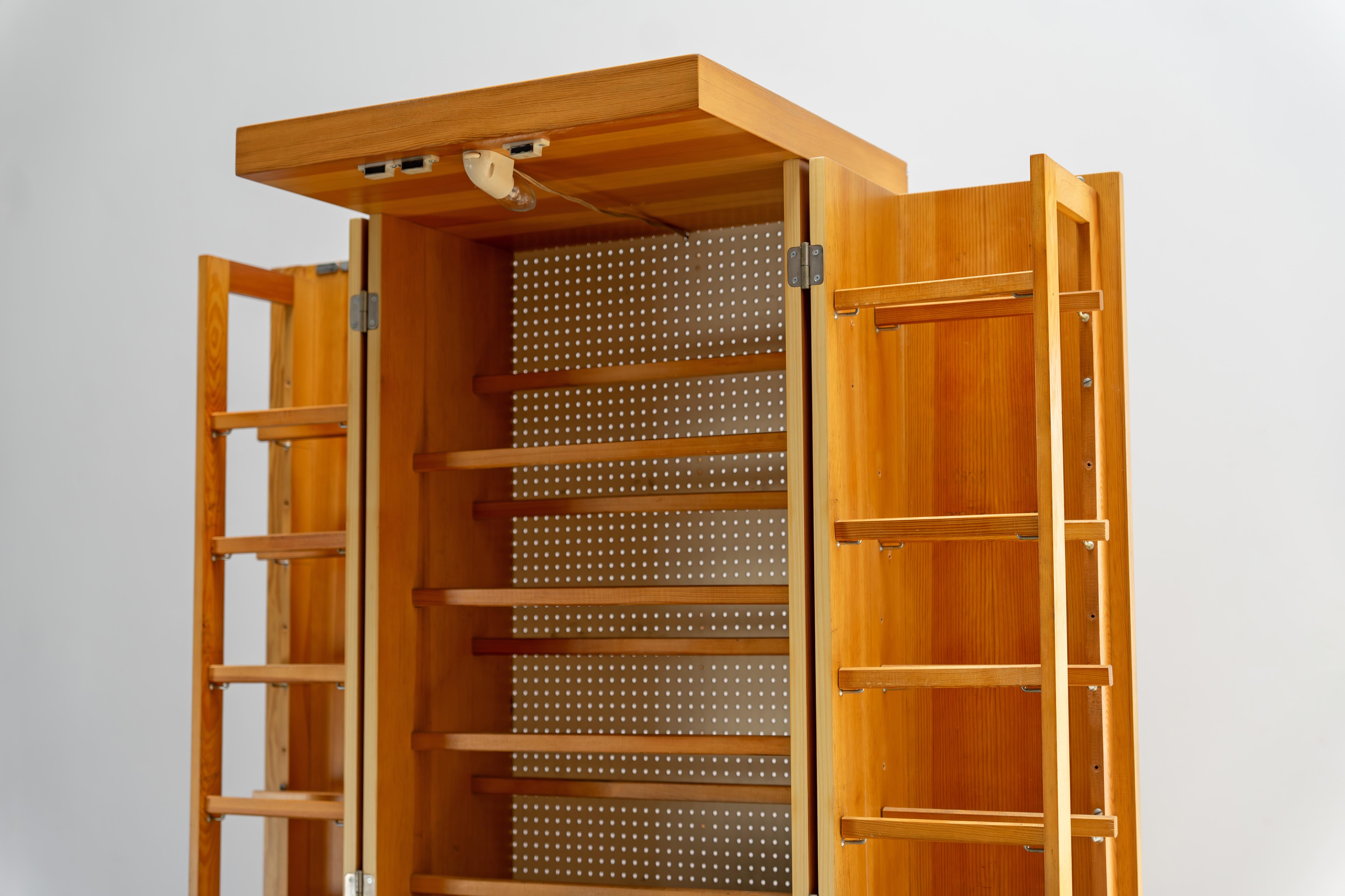 Armoire à chaussures en bois de pin du milieu du siècle, 1970 en vente 3