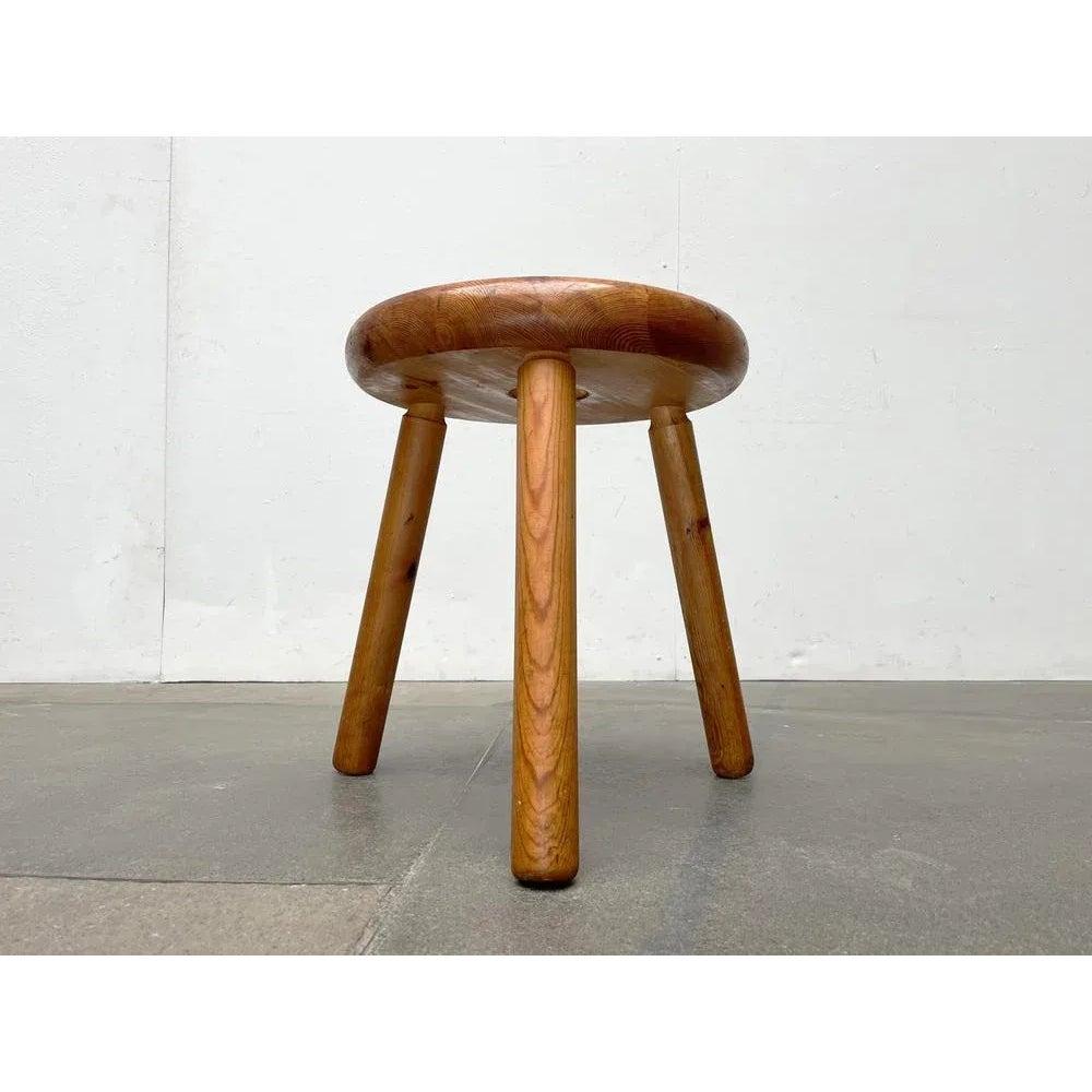 Ein Designklassiker des finnischen Herstellers artek nach einem Entwurf des Silberschmieds und Designers bertel gardberg aus den 1950er Jahren. Der Hocker wurde für die Villa Jouhki entworfen.

Ein seltenes Sammlerstück. Diese Ikone des