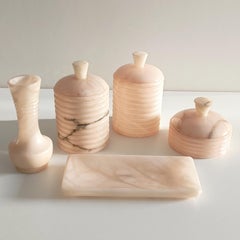 Set da bagno in alabastro rosa di metà secolo, realizzato a mano in Spagna ci. 1960s