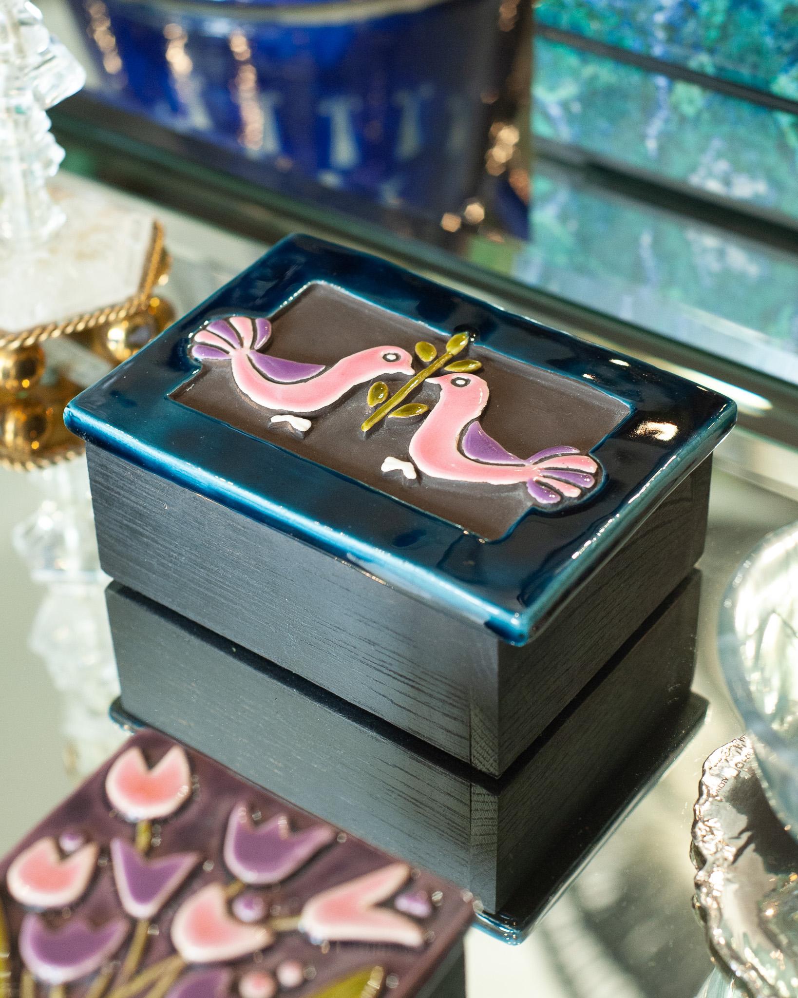 Francese Scatola di ceramica rosa e blu di metà secolo con uccelli di Mithé Espelt in vendita