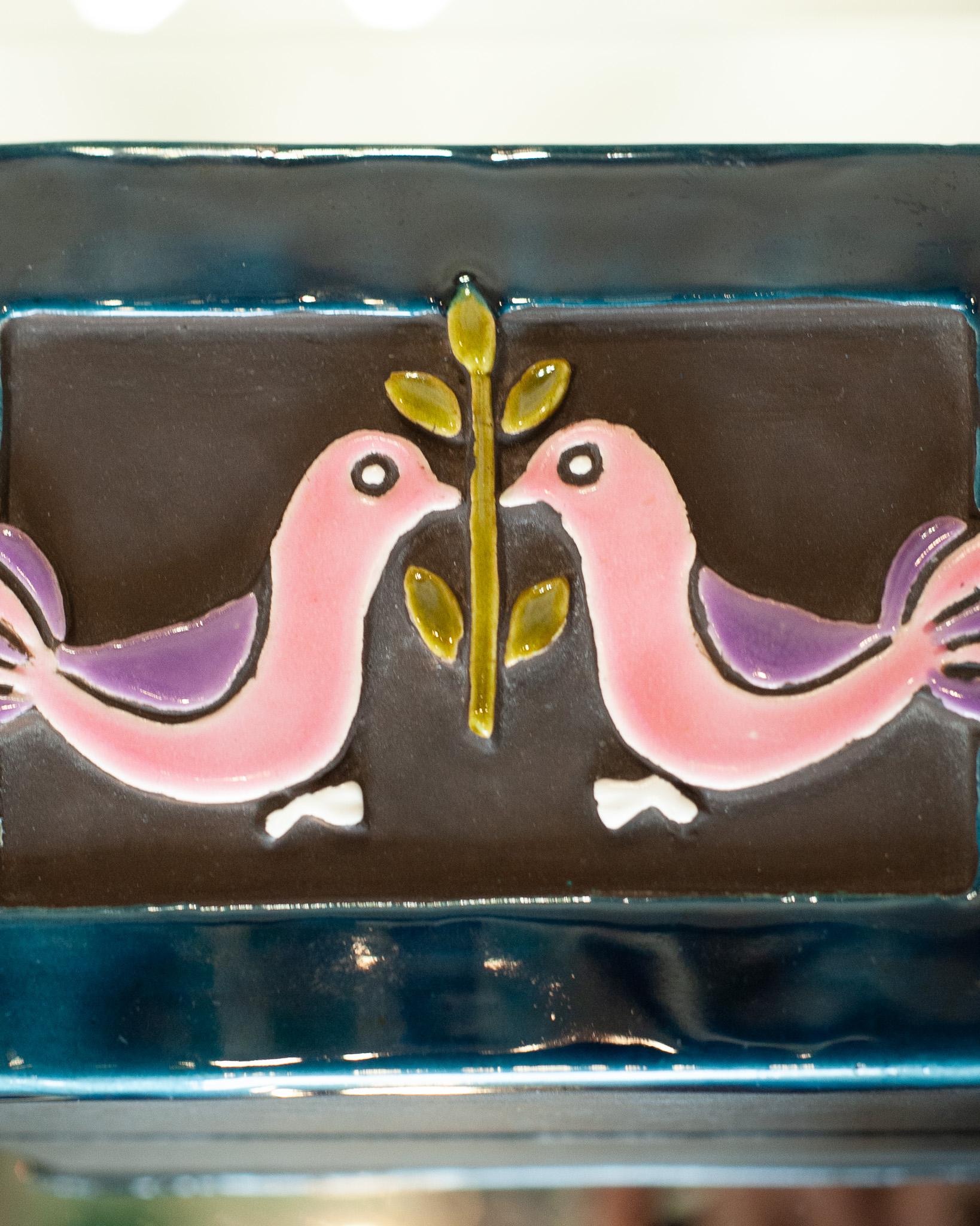 Smaltato Scatola di ceramica rosa e blu di metà secolo con uccelli di Mithé Espelt in vendita