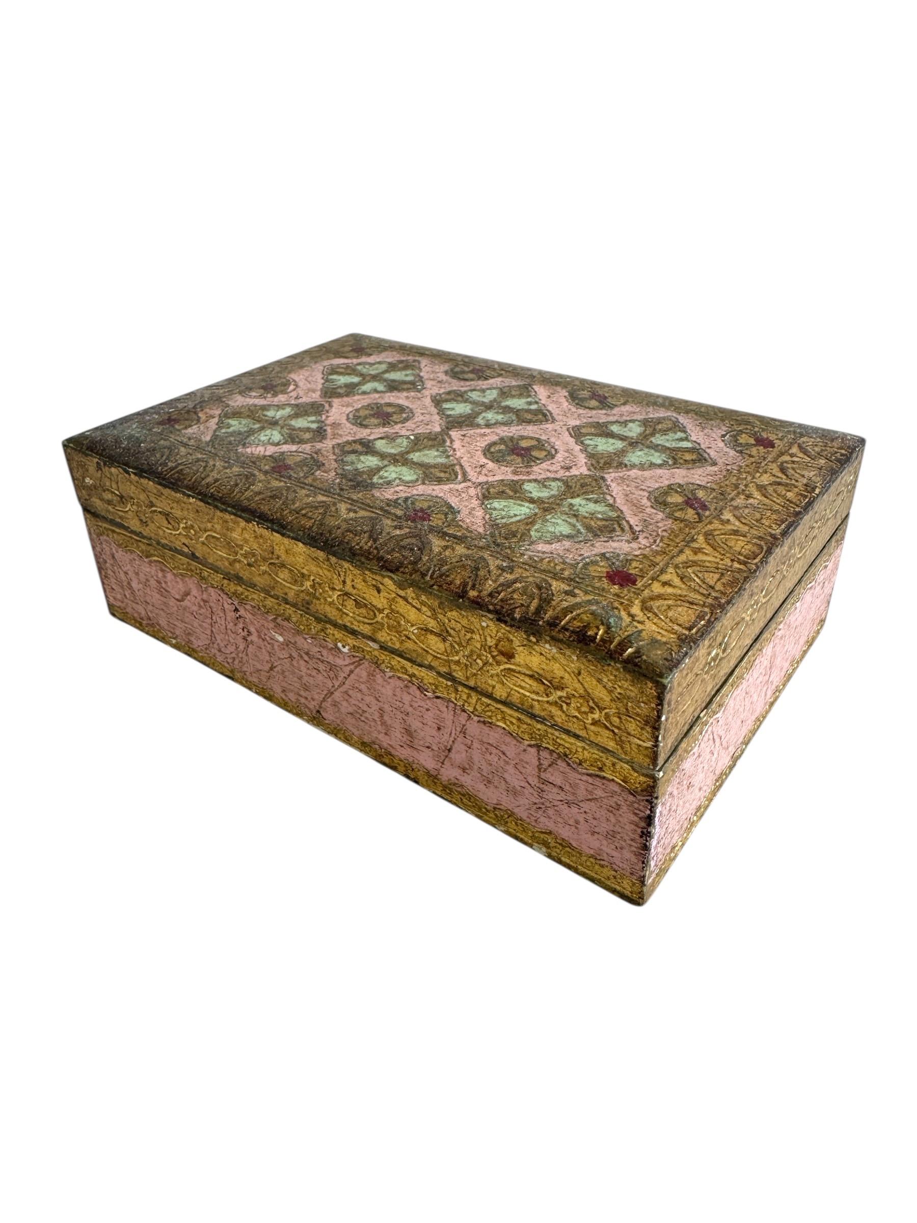 Boîte Florentine rose et or du milieu du siècle en vente 1