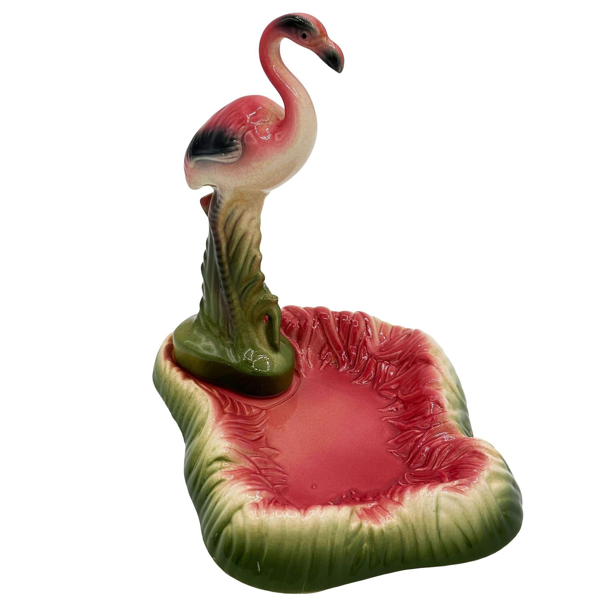 Mitte des Jahrhunderts rosa und grün Flamingo Keramik-Figur in einem Flamingo-Pool-Tablett dekorative Schale, die häufig als ein Ring-Schmuck-Tablett verwendet. Das Set besteht aus einem detaillierten rosa Flamingo inmitten üppiger grüner Blätter
