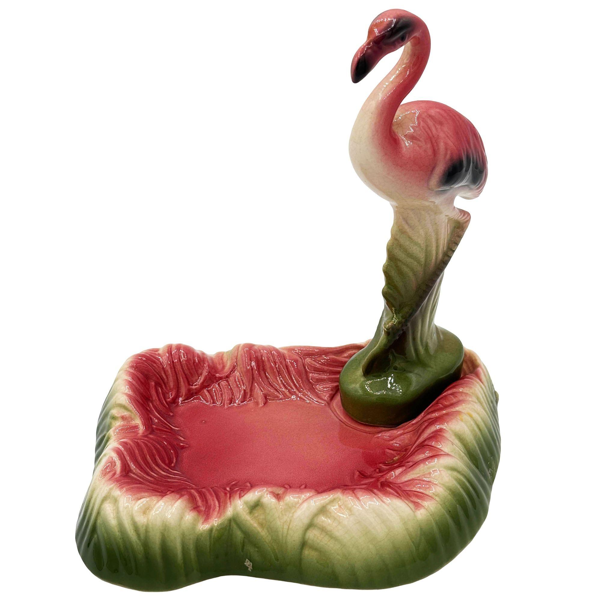 Mid Century Rosa und Grün Flamingo Keramik Figur in Flamingo Pool Ring Tablett (Moderne der Mitte des Jahrhunderts) im Angebot