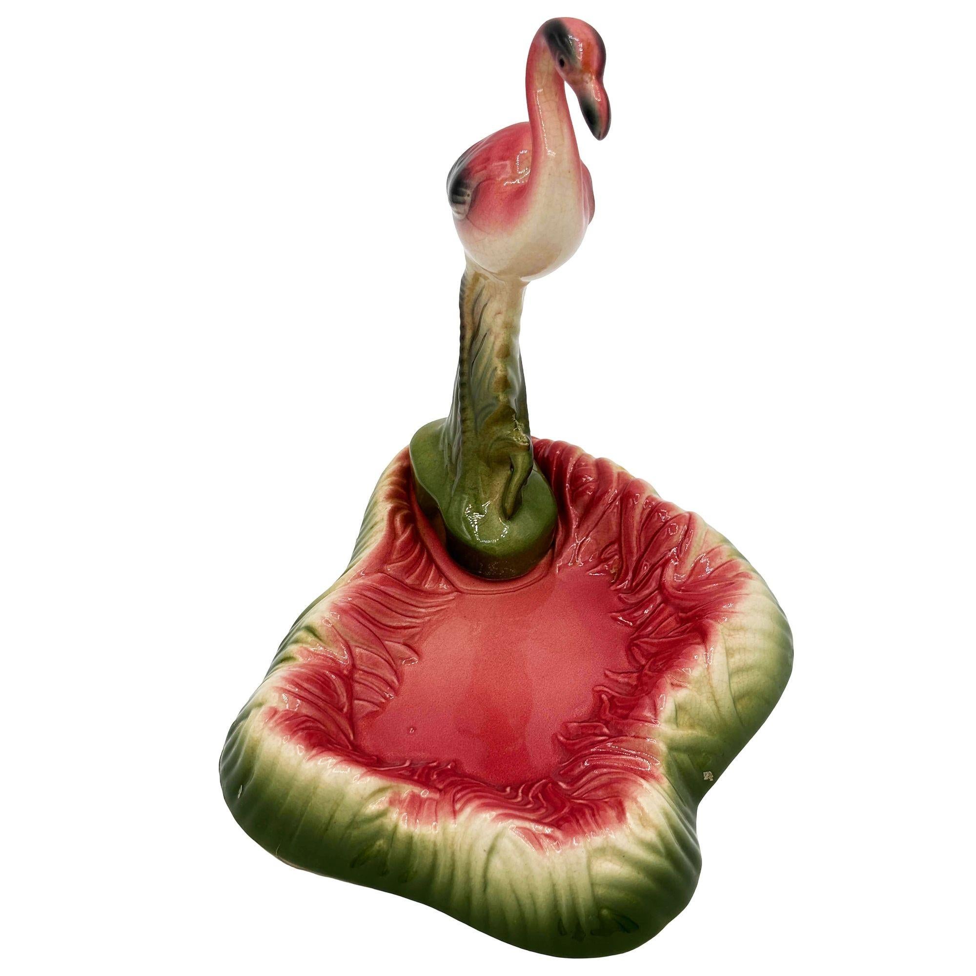 Mid Century Rosa und Grün Flamingo Keramik Figur in Flamingo Pool Ring Tablett (amerikanisch) im Angebot