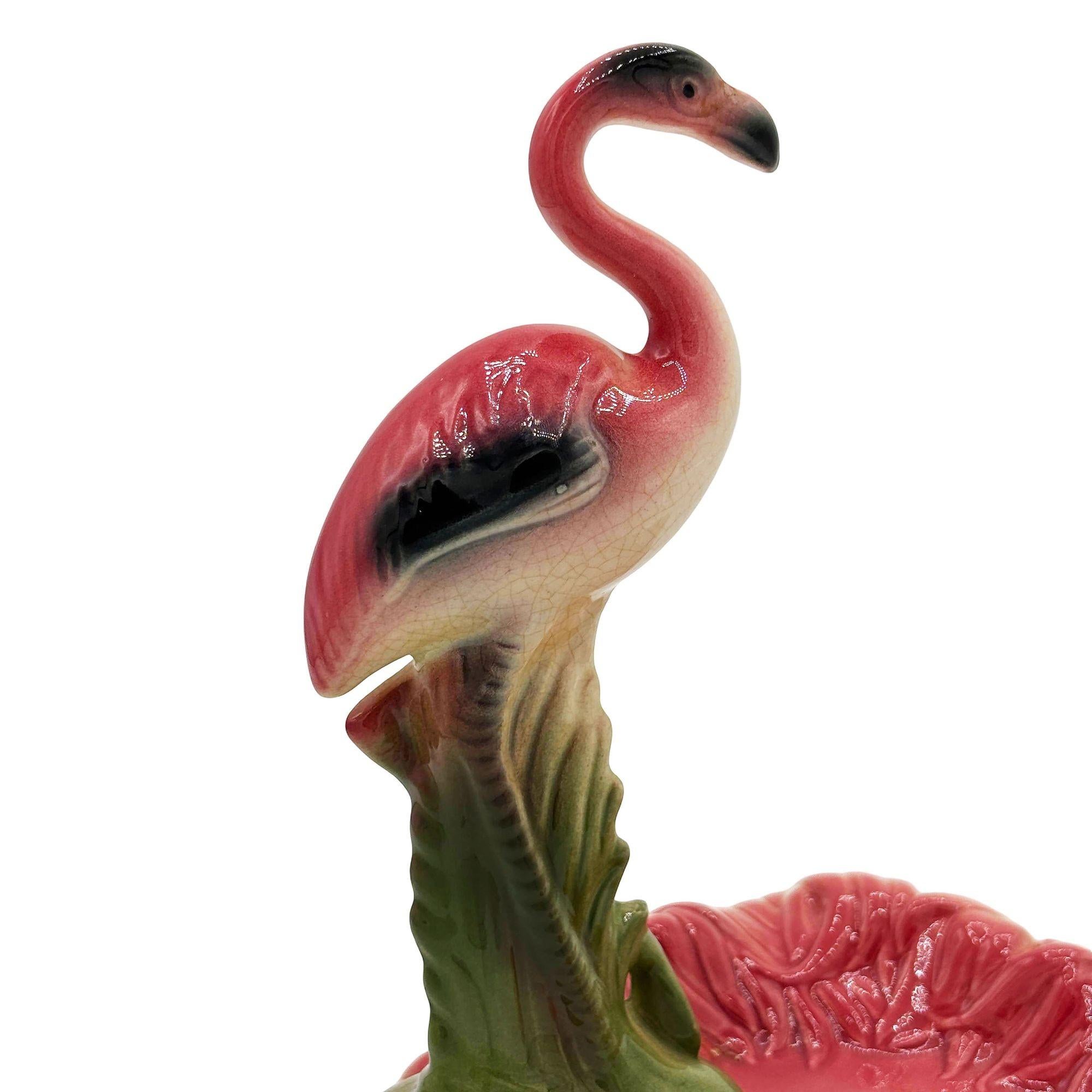 Mid Century Rosa und Grün Flamingo Keramik Figur in Flamingo Pool Ring Tablett im Zustand „Hervorragend“ im Angebot in Van Nuys, CA