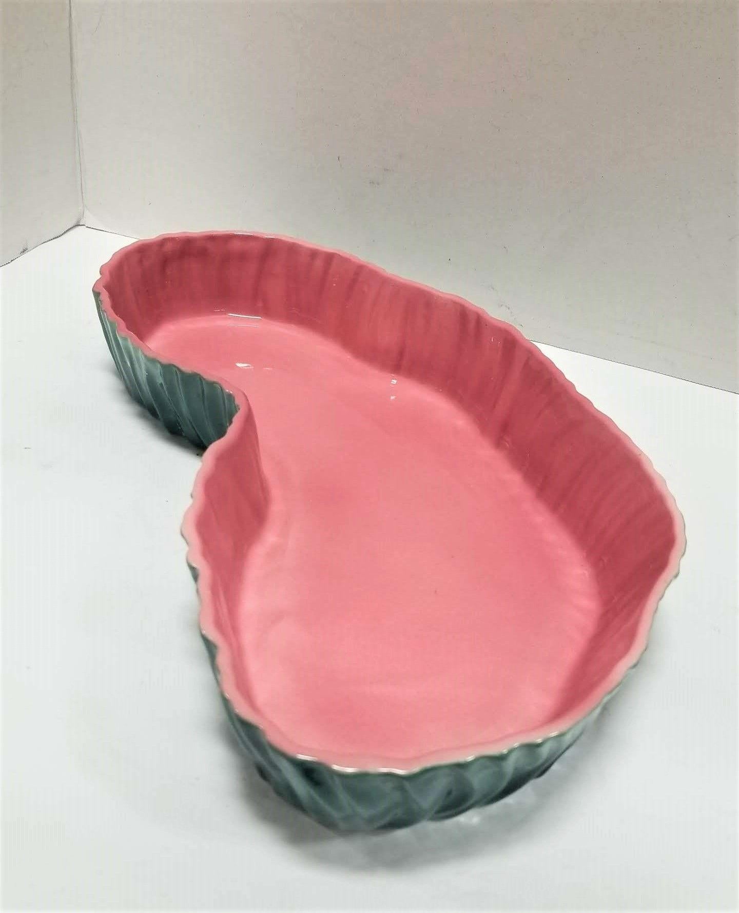 Mid Century Pink and Green Flamingo Ceramic Figurine in Flamingo Pool Tray. In Excellent Condition For Sale In Van Nuys, CA