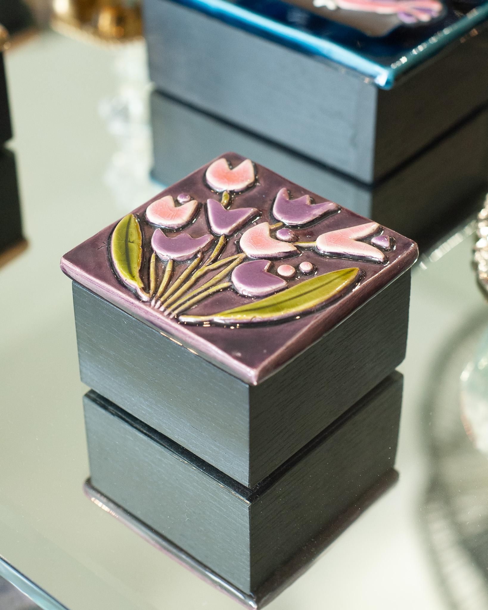 Francese Scatola di ceramica rosa e viola di metà secolo con fiori di Mithé Espelt in vendita