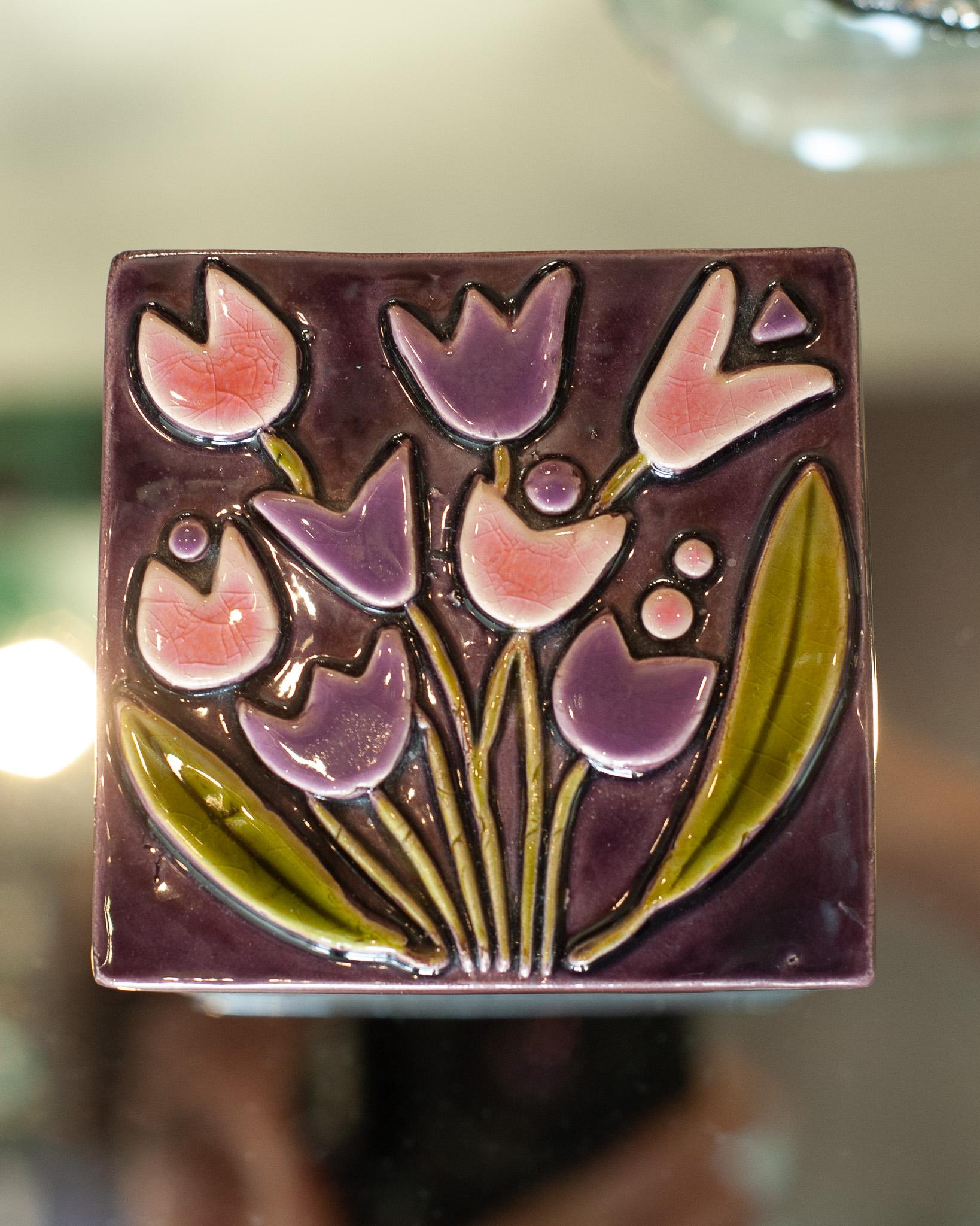 Smaltato Scatola di ceramica rosa e viola di metà secolo con fiori di Mithé Espelt in vendita