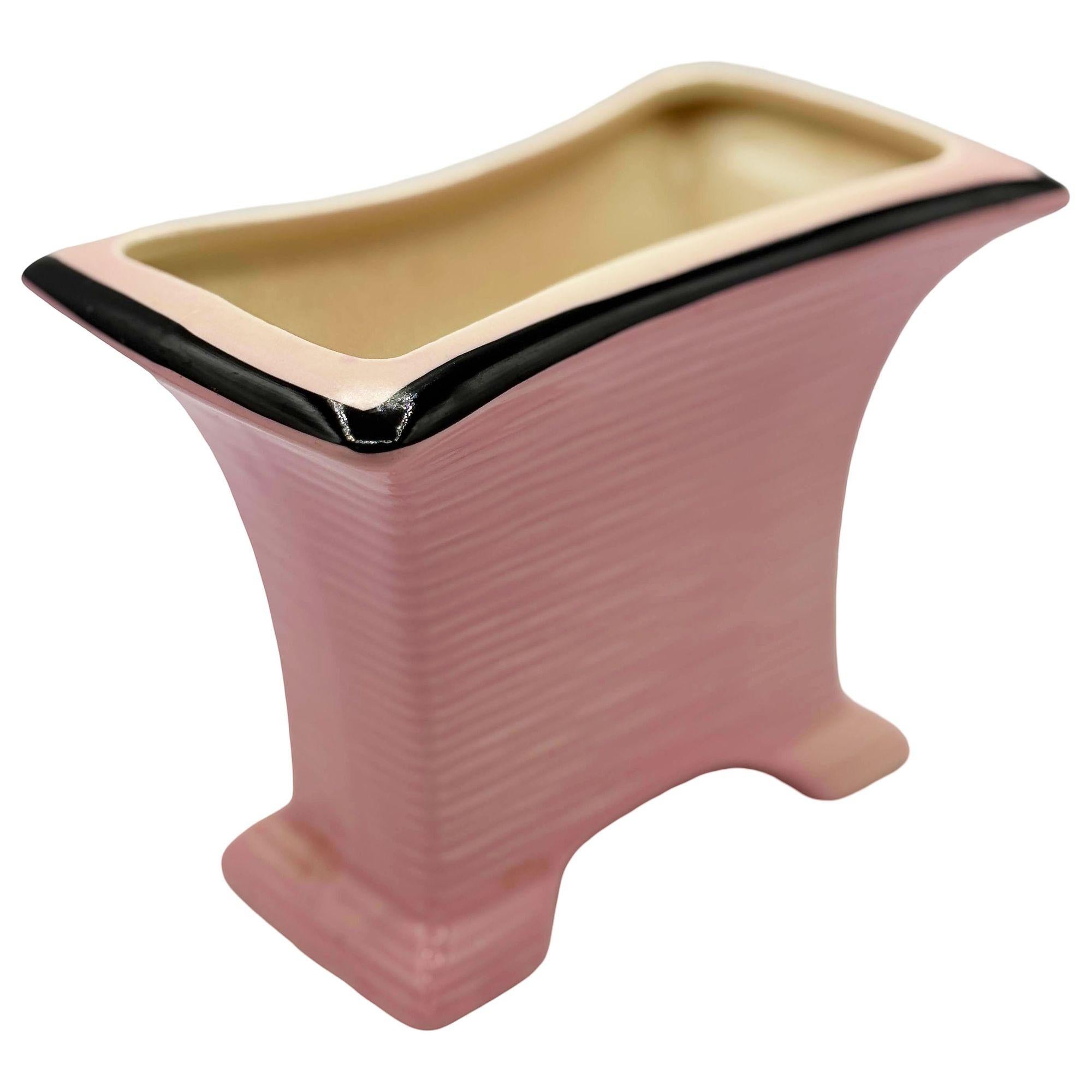 Ensemble original de jardinières d'intérieur en poterie californienne rose et noire des années 1950 avec un design Googie moderniste. Chaque jardinière est fabriquée dans une magnifique poterie rose, avec une silhouette évasée unique et une élégante