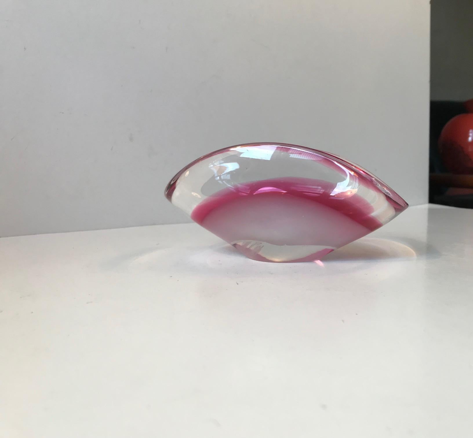 This 3-color glass bowl comes in a folded design. It was designed during the 1950s by Paul Kedelv and manufactured by Flygfors in Sweden. The bowl is inscribed Flygfors, Coquille to the base.