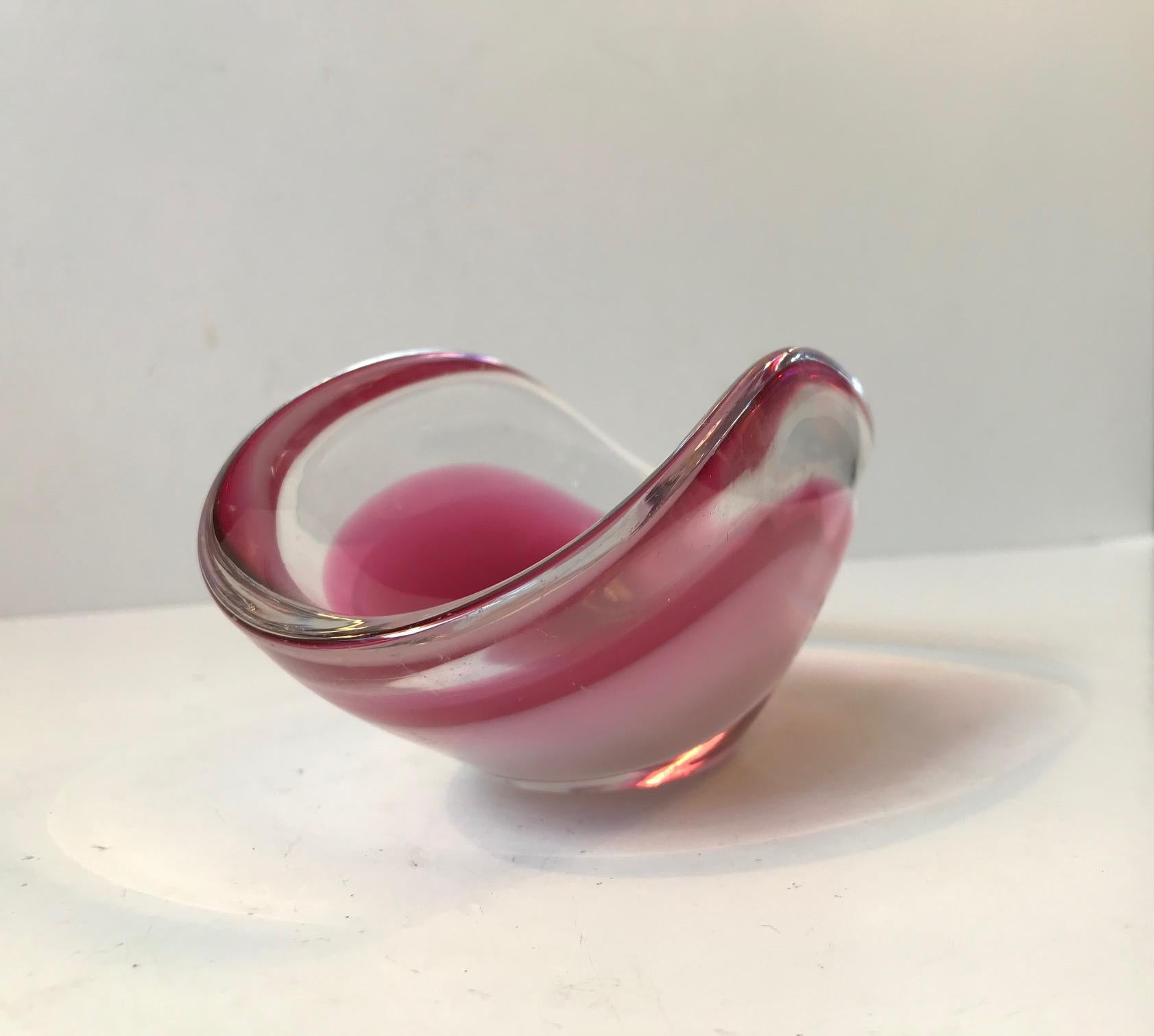 Midcentury Pink Coquille Glass Bowl by Paul Kedelv for Flygfors, 1950s (Moderne der Mitte des Jahrhunderts)