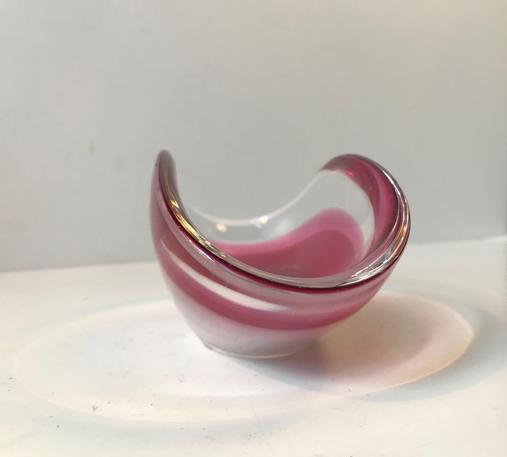 Midcentury Pink Coquille Glass Bowl by Paul Kedelv for Flygfors, 1950s (Schwedisch)