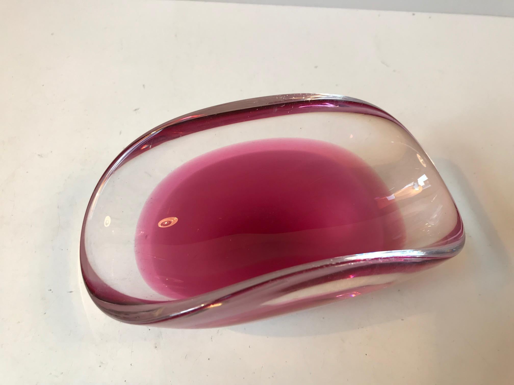 Midcentury Pink Coquille Glass Bowl by Paul Kedelv for Flygfors, 1950s (Glaskunst)