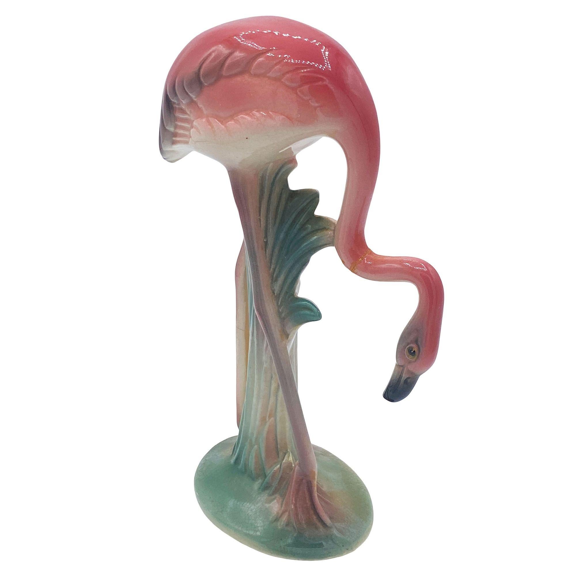 Statue da tavolo di fenicotteri californiani in ceramica di Brad Keeler, di colore rosa e verde, risalenti alla metà del secolo scorso. Il set presenta due fenicotteri rosa splendidamente dettagliati che si chinano a bere in un campo di foglie