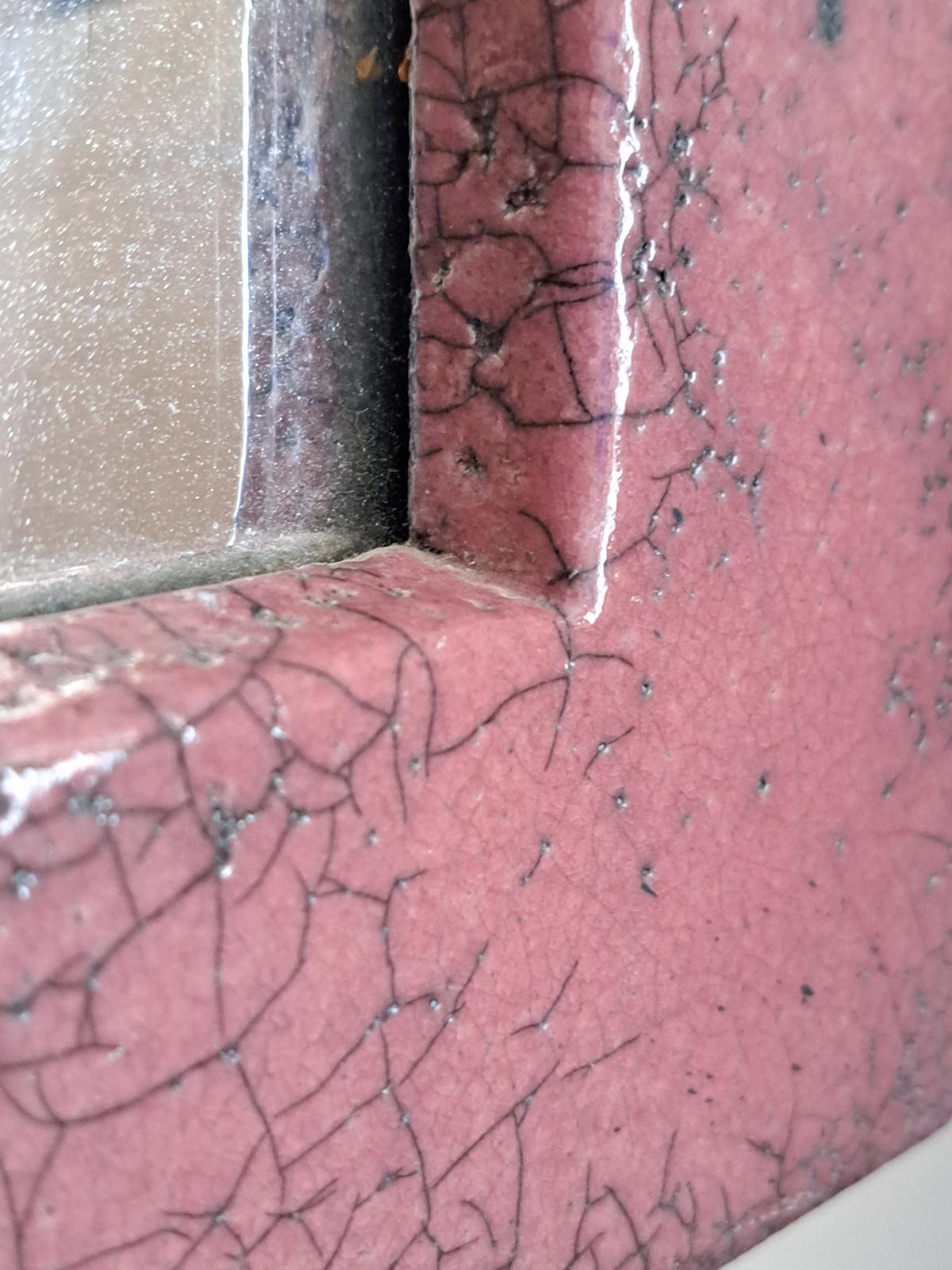 Français Miroir mural en céramique émaillée rose du milieu du siècle, ann�ées 1960 en vente