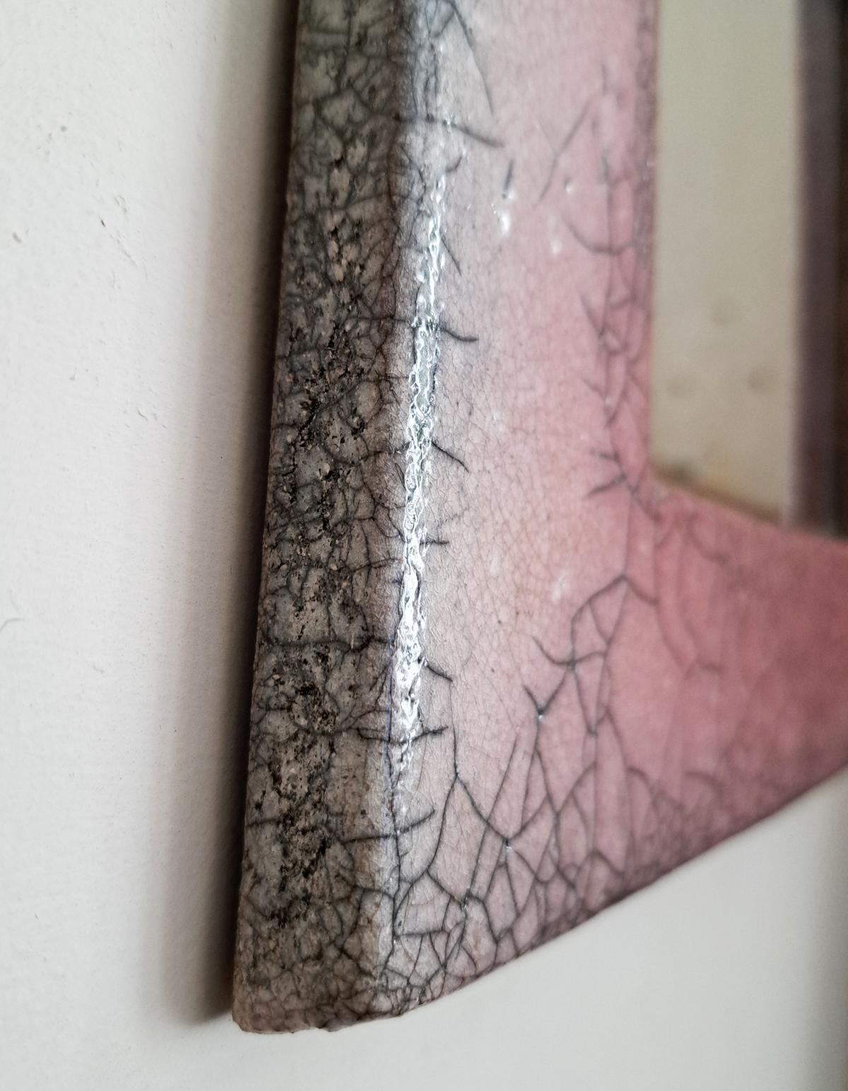 Vernissé Miroir mural en céramique émaillée rose du milieu du siècle, années 1960 en vente