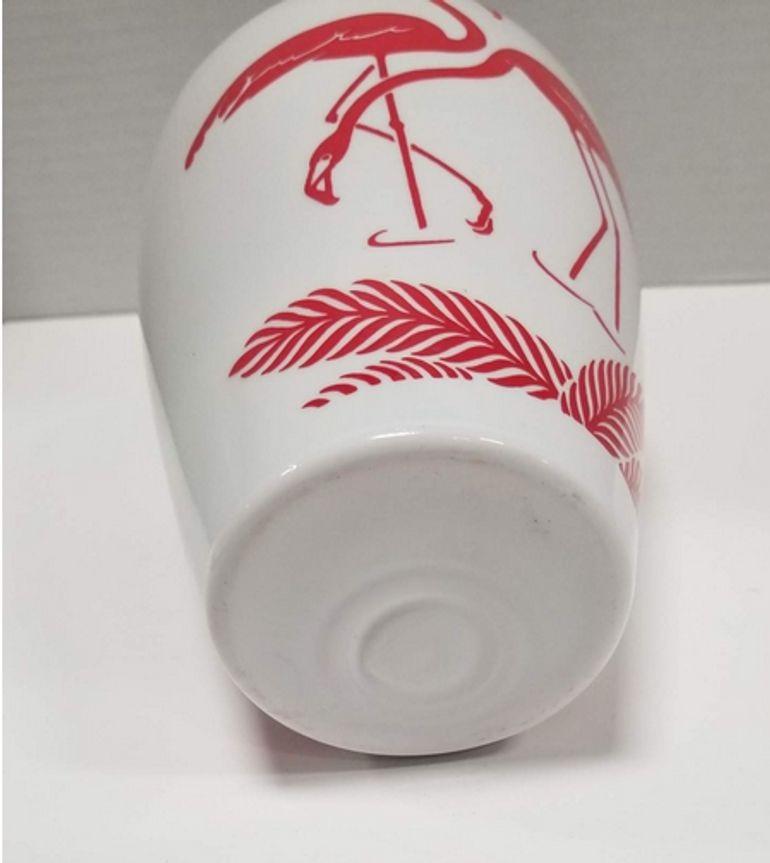 Le vase en verre au lait rose flamant du milieu du siècle par Anchor Hocking By est une charmante pièce vintage qui incarne l'esthétique rétro du milieu du 20e siècle. Fabriqué en verre au lait, il présente un charmant design de flamant rose,