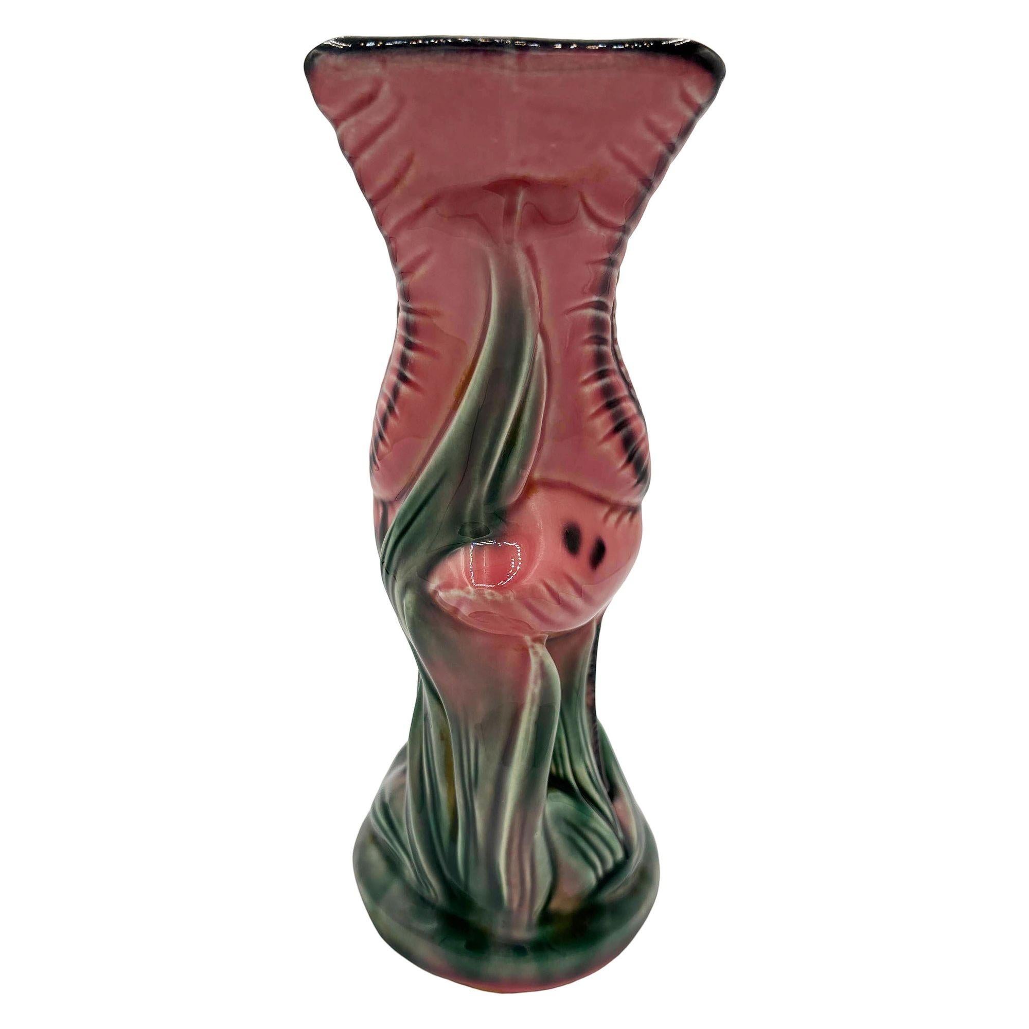 Brocca con fenicottero in ceramica rosa e verde di metà secolo di Royal Copley. La brocca presenta un fenicottero rosa splendidamente dettagliato che riposa su un campo erboso verde e rigoglioso. La finitura lucida mette in risalto i ricchi accenti
