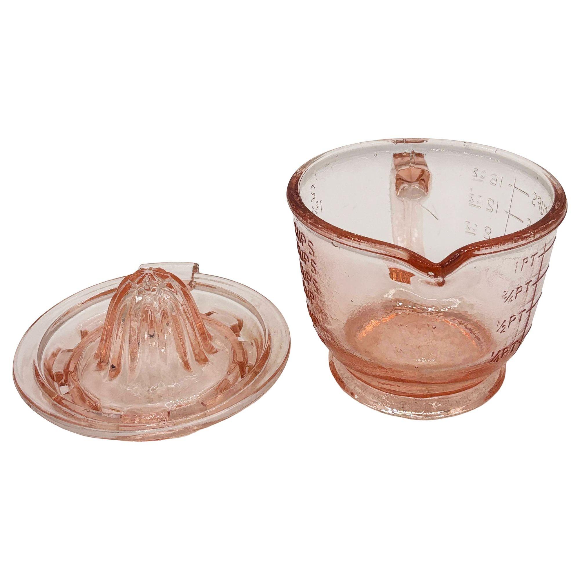 Caraffa dosatrice da 2 tazze in vetro rosa nocciola di metà secolo con alesatore abbinato di AND. Questa caraffa è ideale per spremere la tua spremuta d'arancia preferita al mattino o magari un po' di limone per il tuo prossimo cocktail al bar