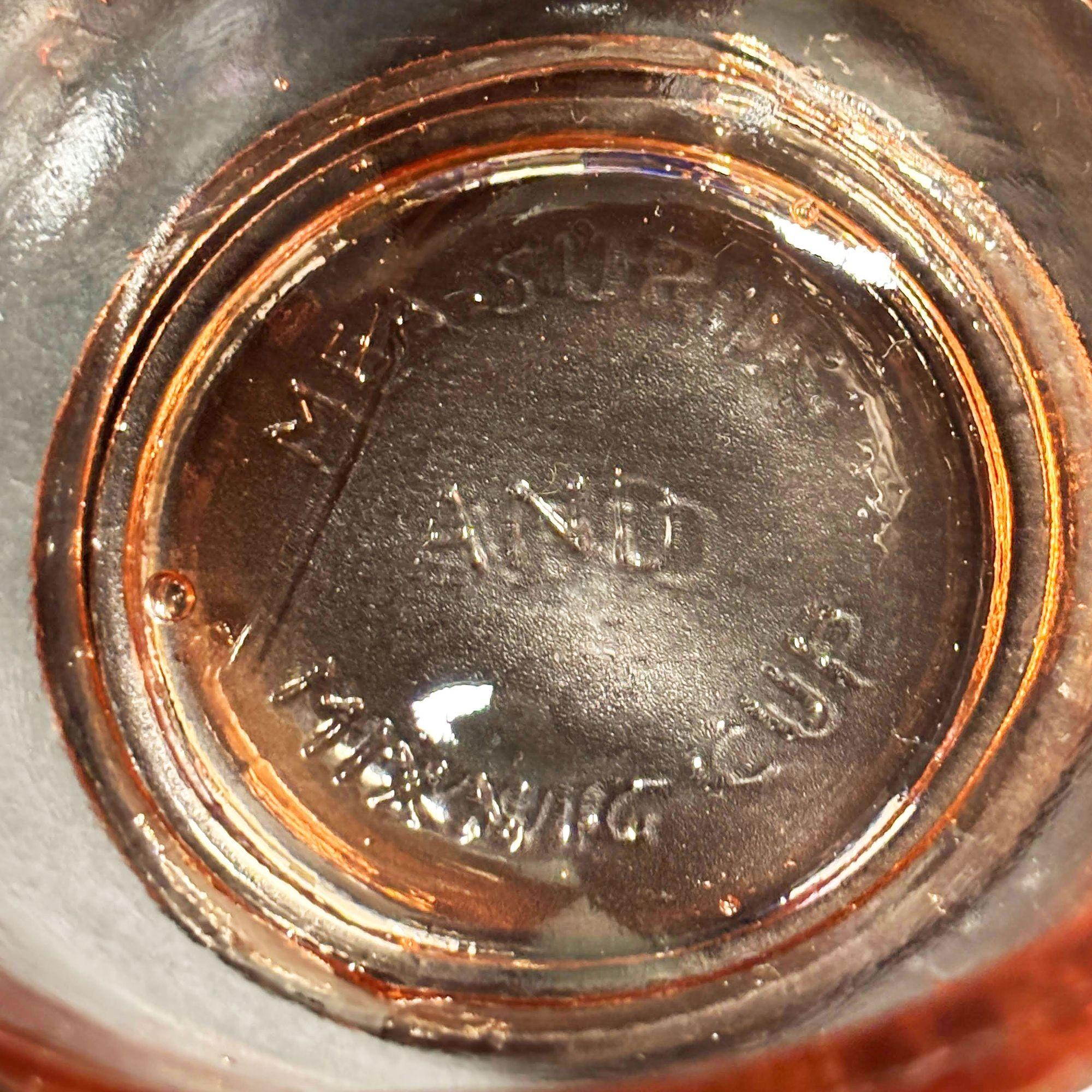 Brocca e alesatore da bar in vetro rosa nocciola di metà secolo, con 2 tazze, di AND In condizioni ottime in vendita a Van Nuys, CA