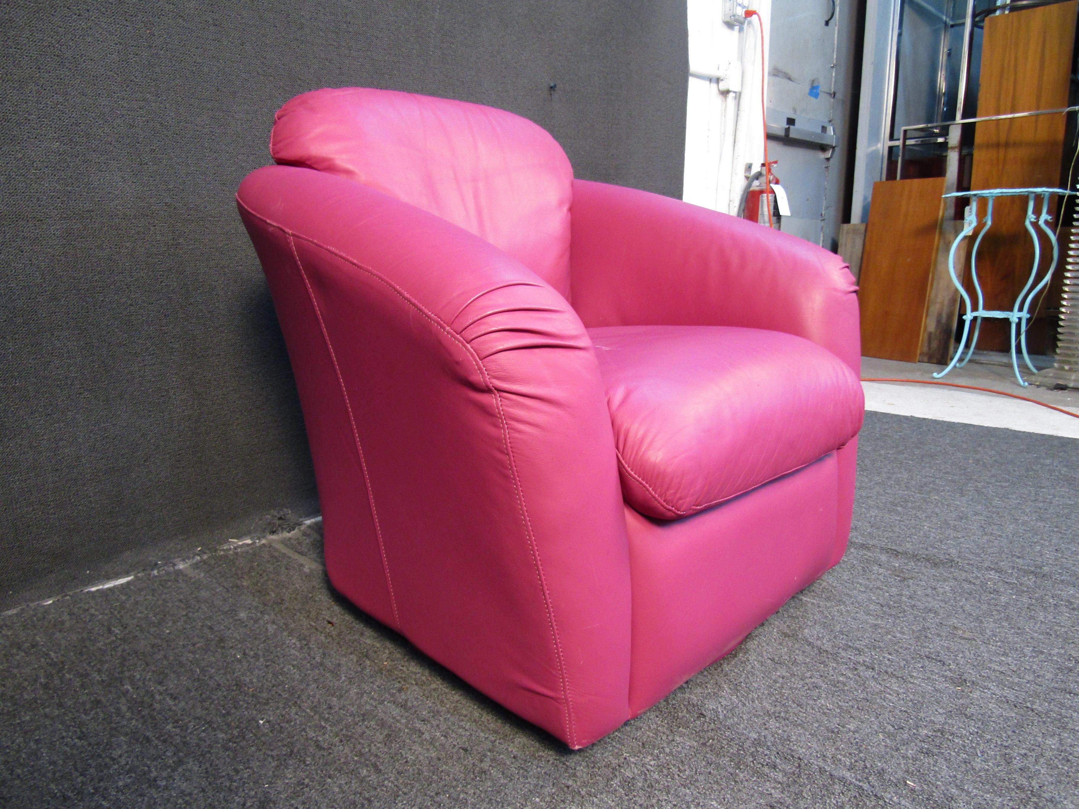 Mid-Century Pink Lounge Swivel Chair In Good Condition In Brooklyn, NY