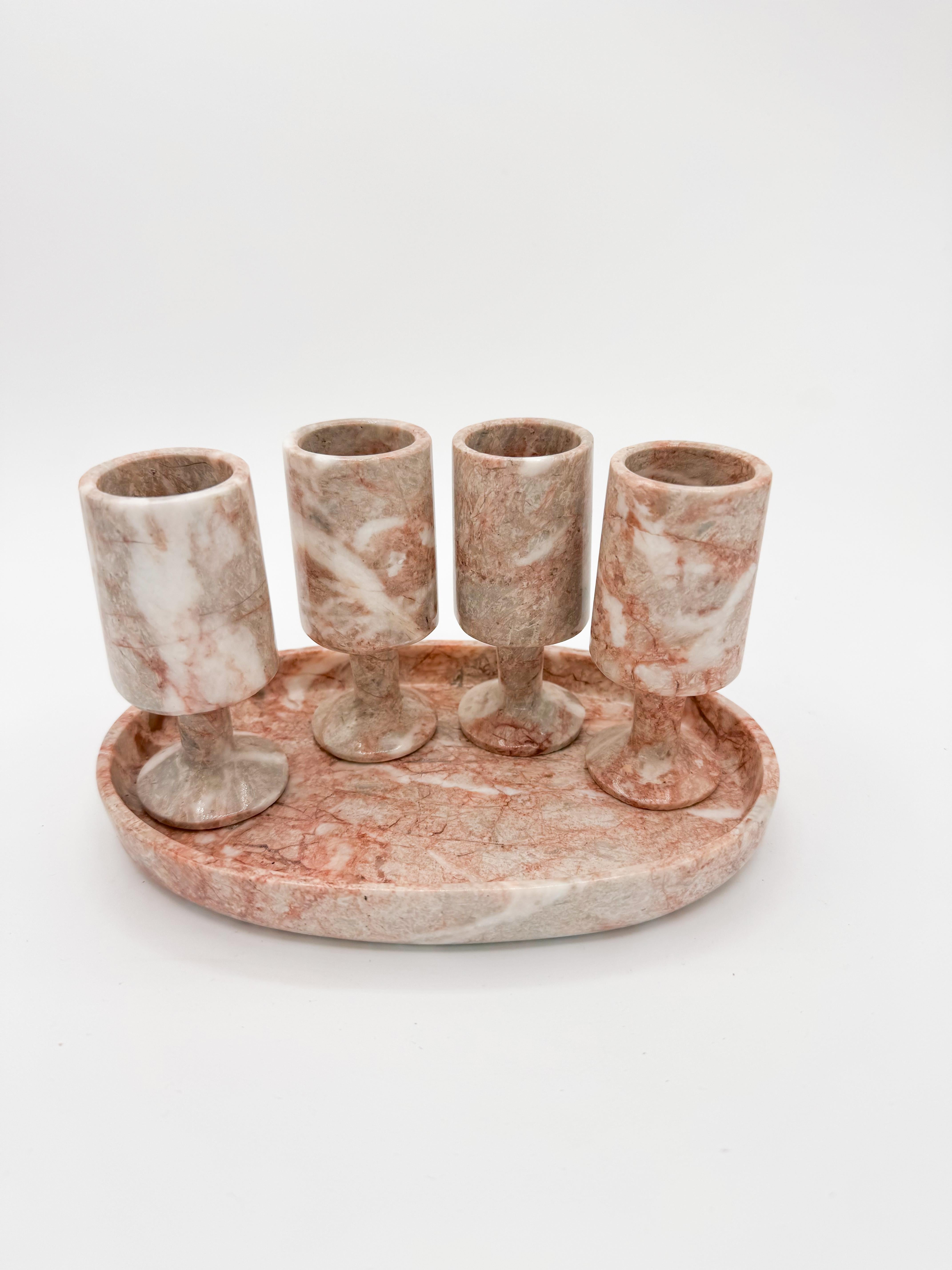 Mid Century Pink Marble Barware Set Schnapsgläser und Tablett (Organische Moderne) im Angebot