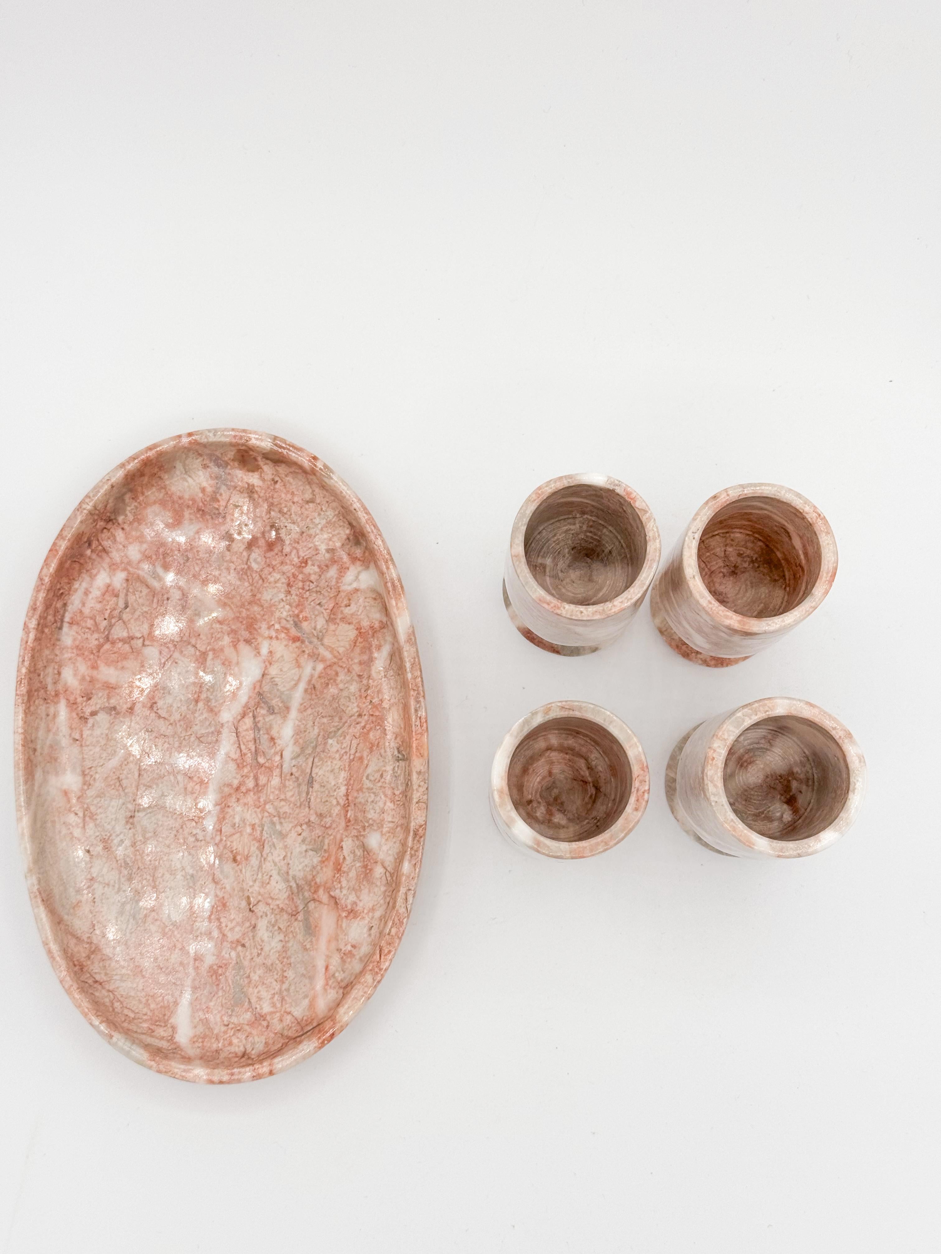 Mid Century Pink Marble Barware Set Schnapsgläser und Tablett (Geschnitzt) im Angebot