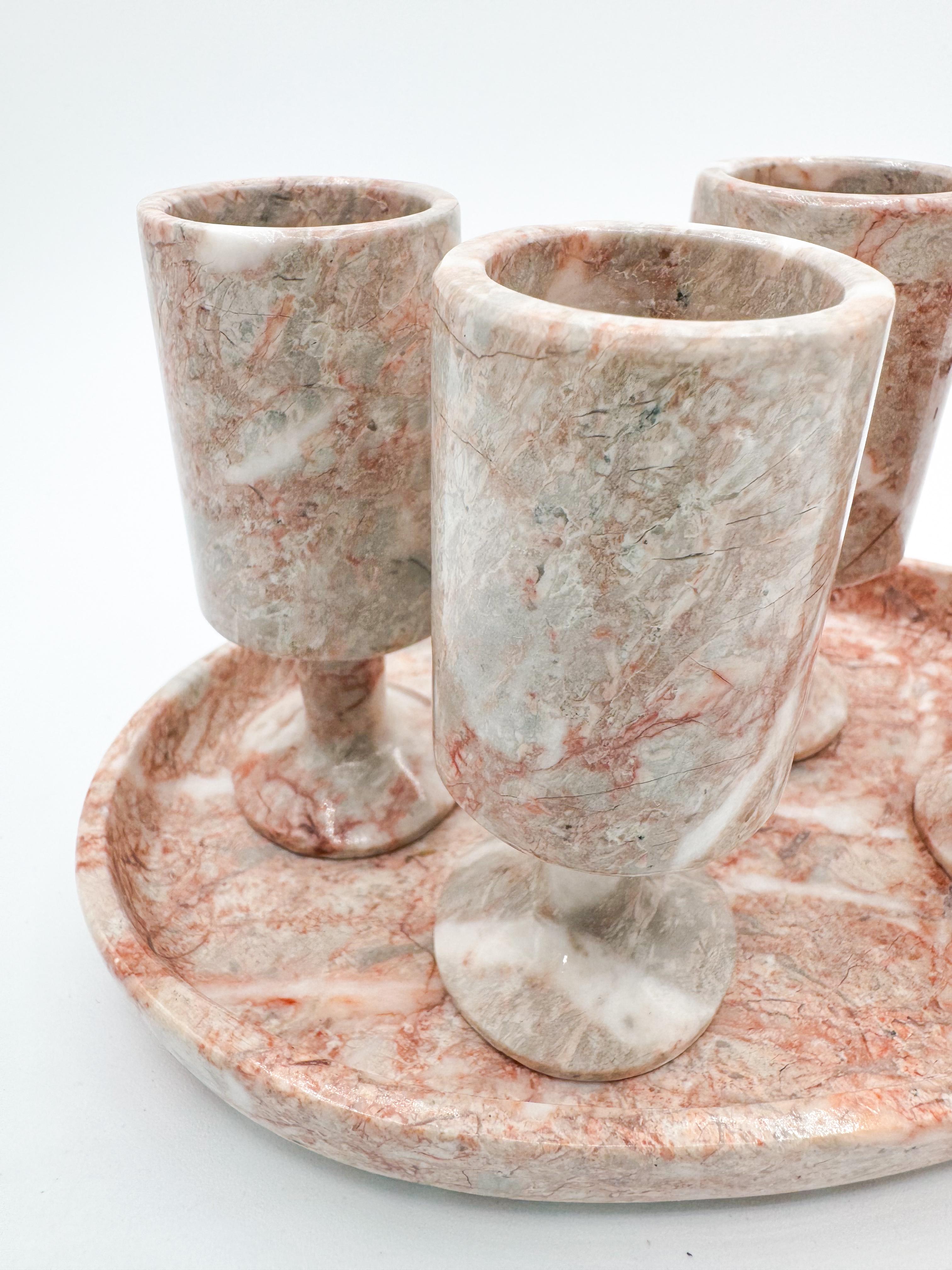 Mid Century Pink Marble Barware Set Schnapsgläser und Tablett (Marmor) im Angebot