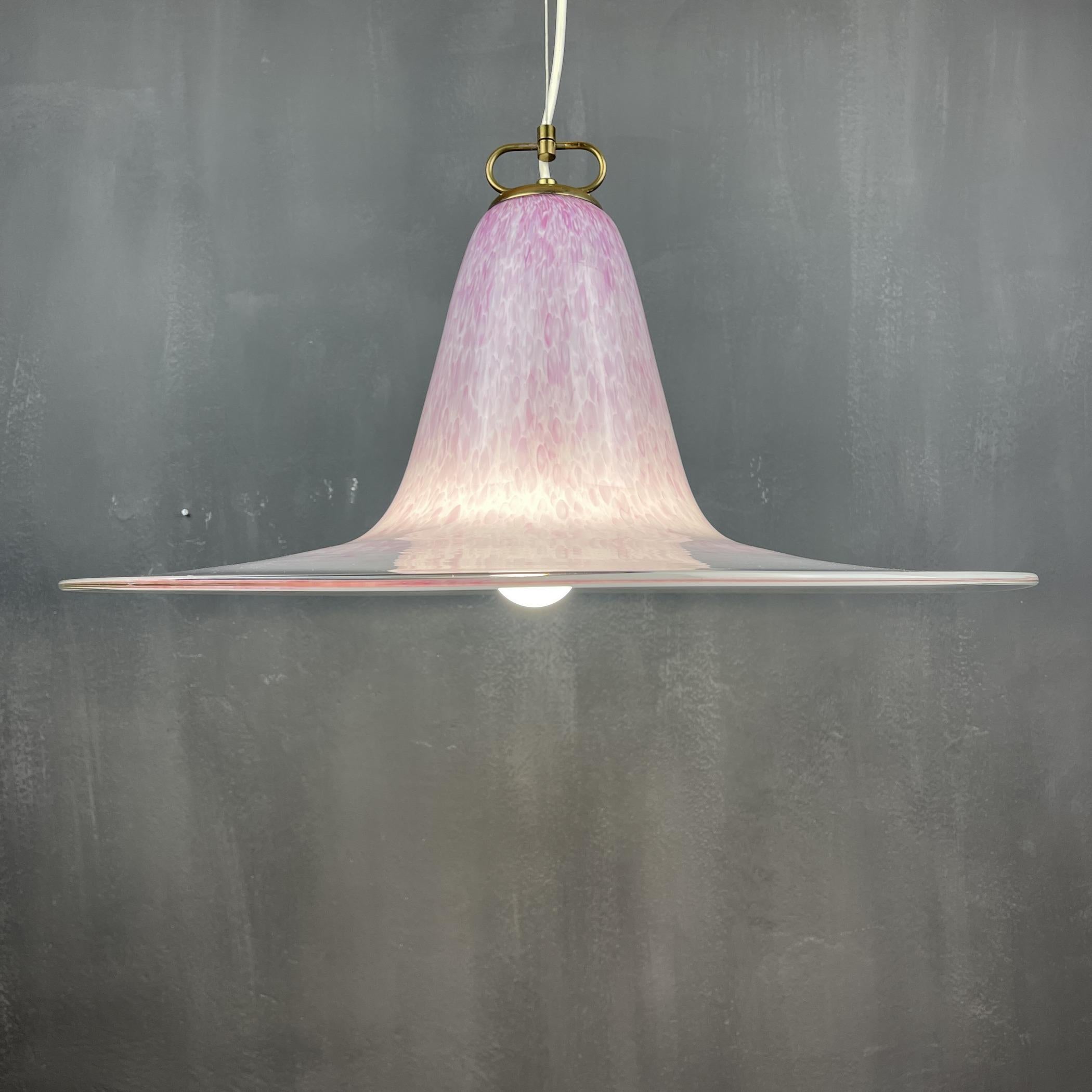 Lampe suspendue en verre de Murano rose du milieu du siècle par Veluce Italie 1970 en vente 3