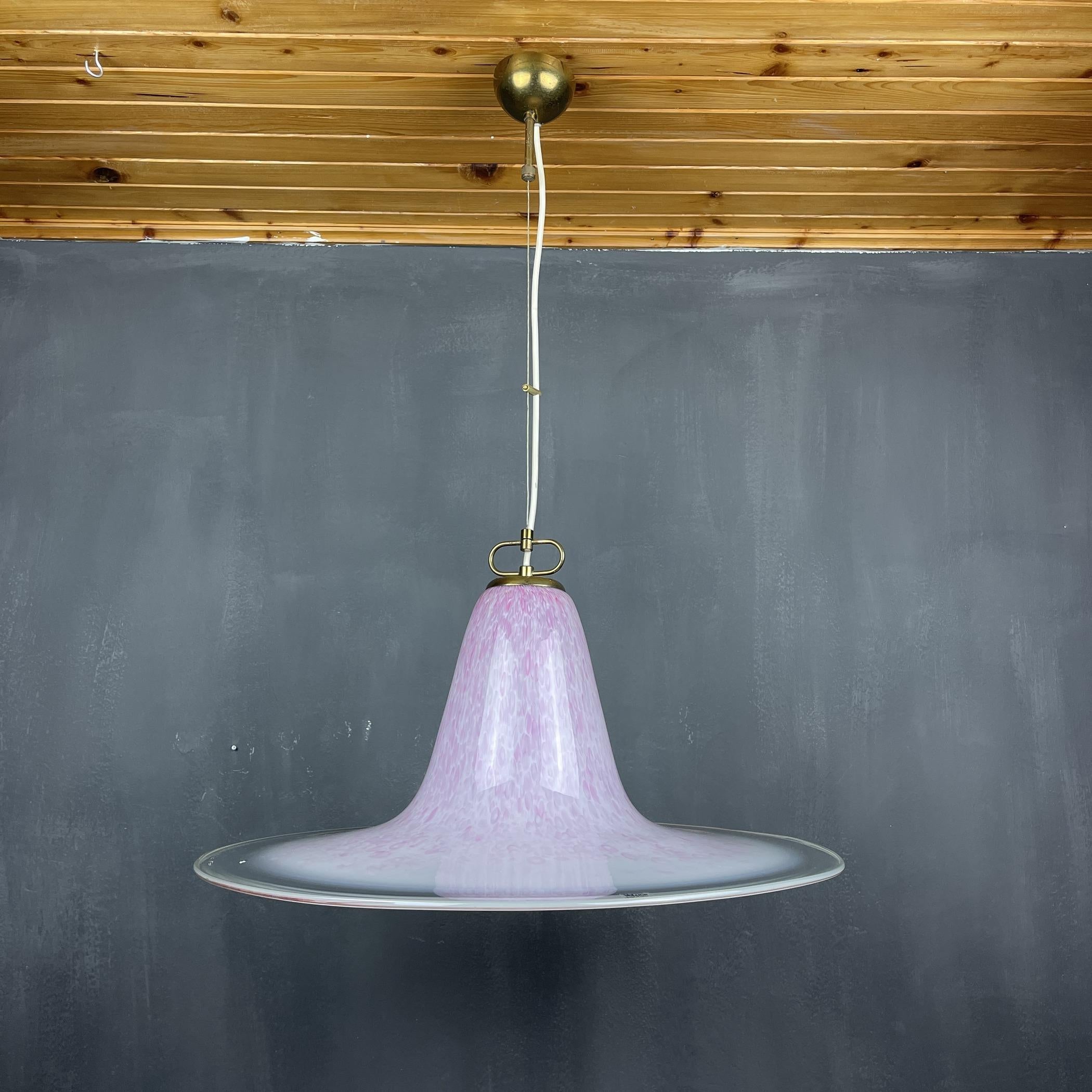 Lampe suspendue en verre de Murano rose du milieu du siècle par Veluce Italie 1970 en vente 4