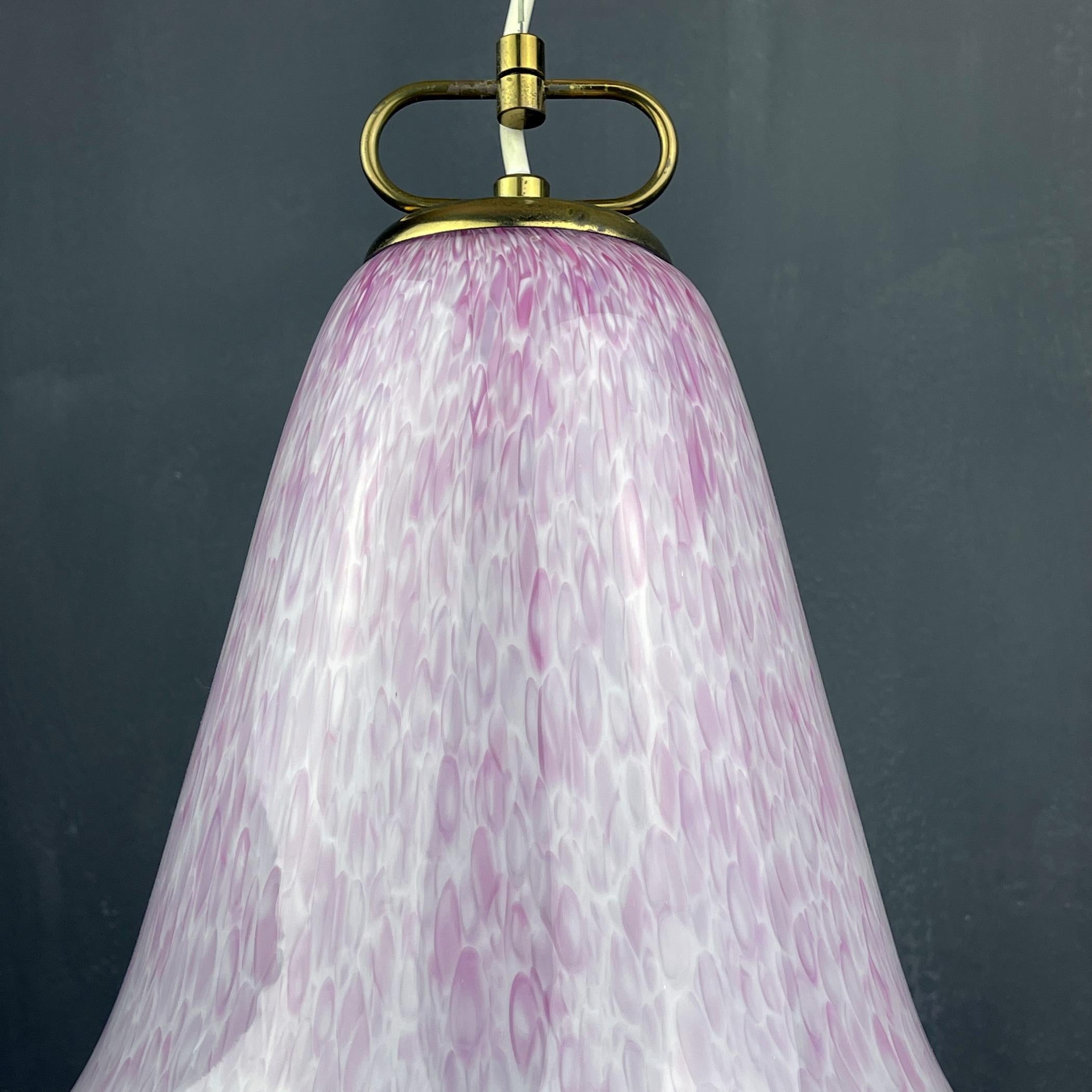 Lampe suspendue en verre de Murano rose du milieu du siècle par Veluce Italie 1970 en vente 9