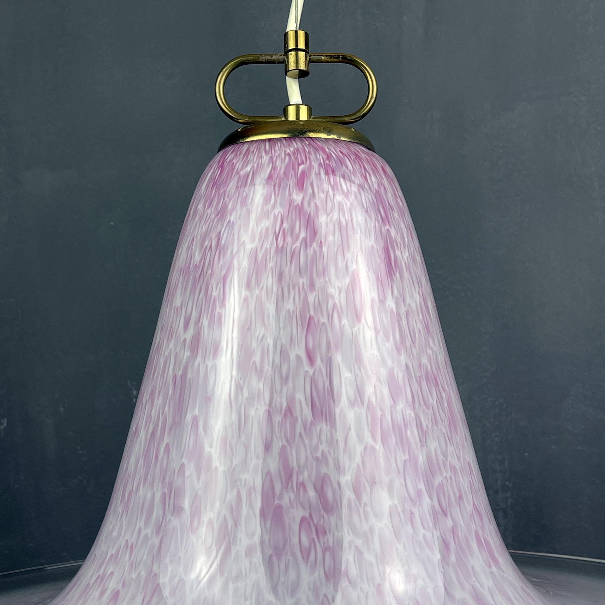 Lampe suspendue en verre de Murano rose du milieu du siècle par Veluce Italie 1970
Élégante, cette lampe suspendue en verre de Murano rose de Veluce est un exemple classique de l'éclairage italien des années 70. Fait en Italie.
Objet vintage en très