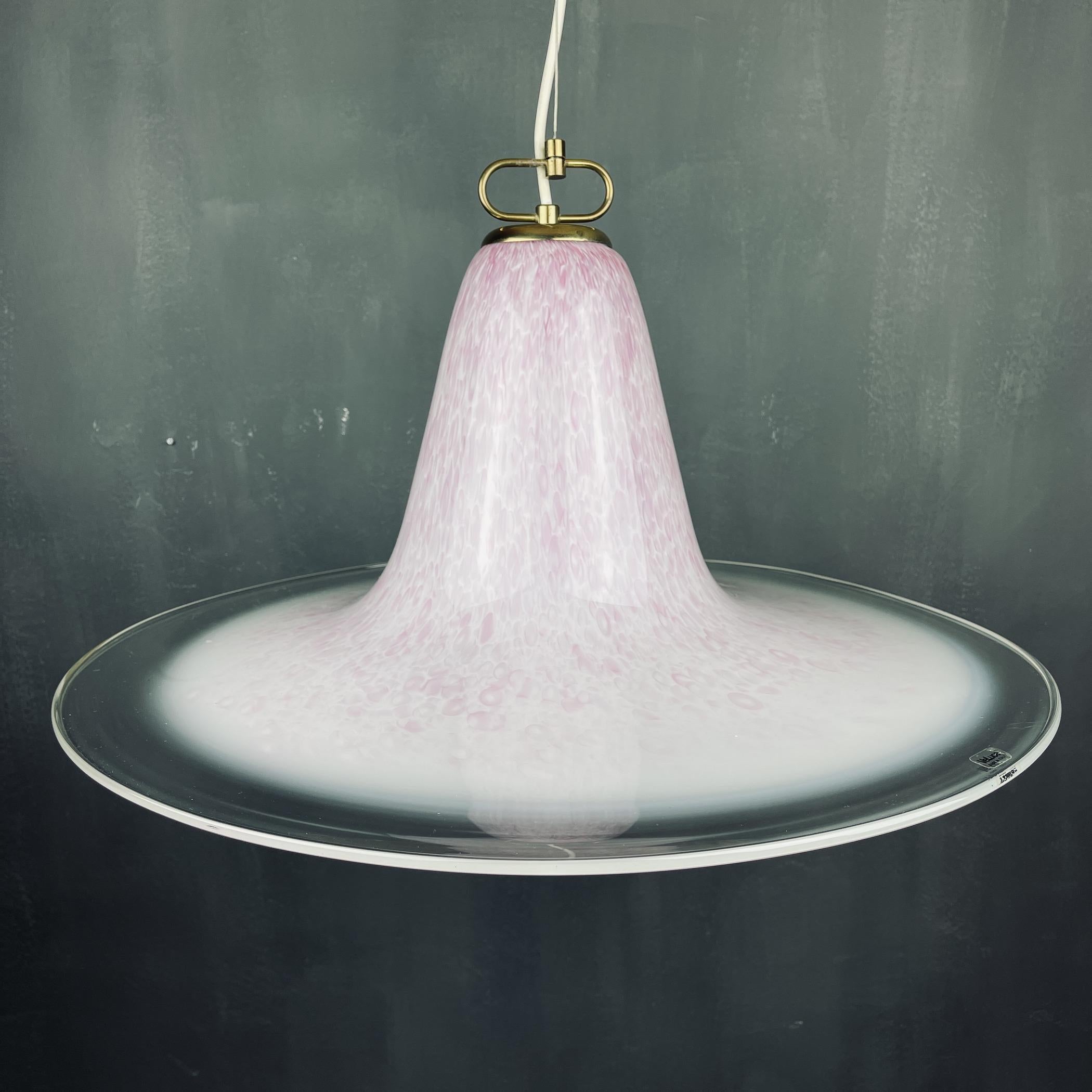 Lampe suspendue en verre de Murano rose du milieu du siècle par Veluce Italie 1970 Bon état - En vente à Miklavž Pri Taboru, SI