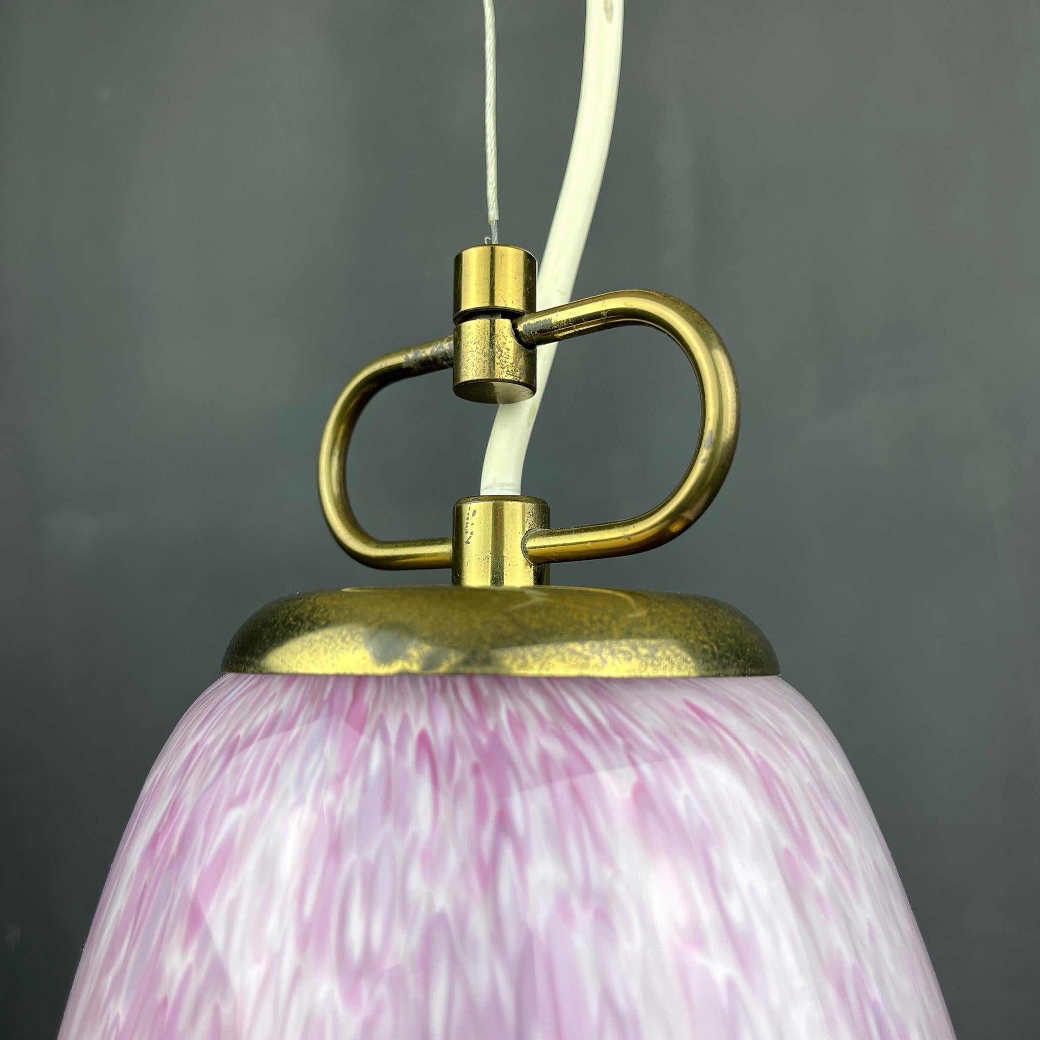 Verre de Murano Lampe suspendue en verre de Murano rose du milieu du siècle par Veluce Italie 1970 en vente