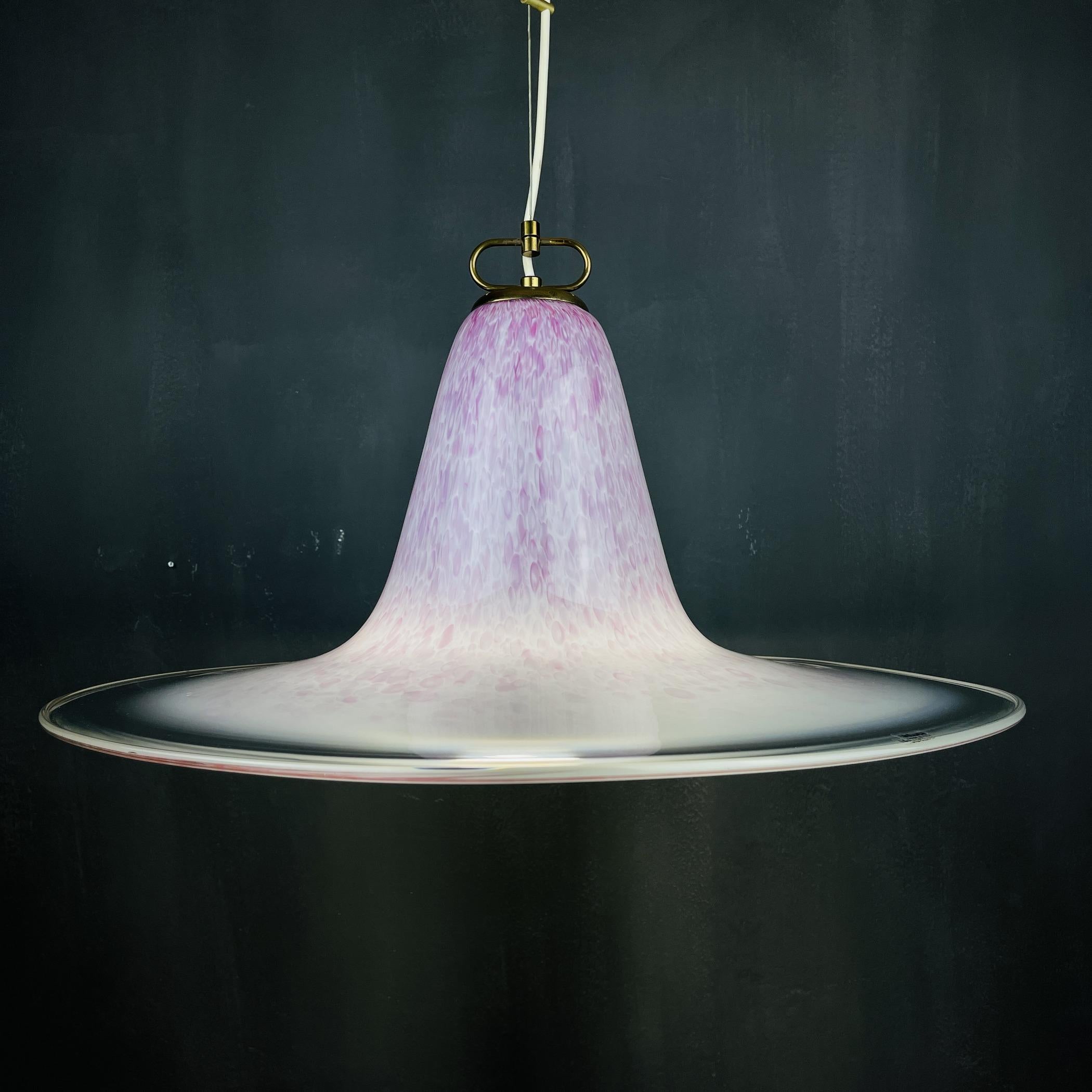 Lampe suspendue en verre de Murano rose du milieu du siècle par Veluce Italie 1970 en vente 1