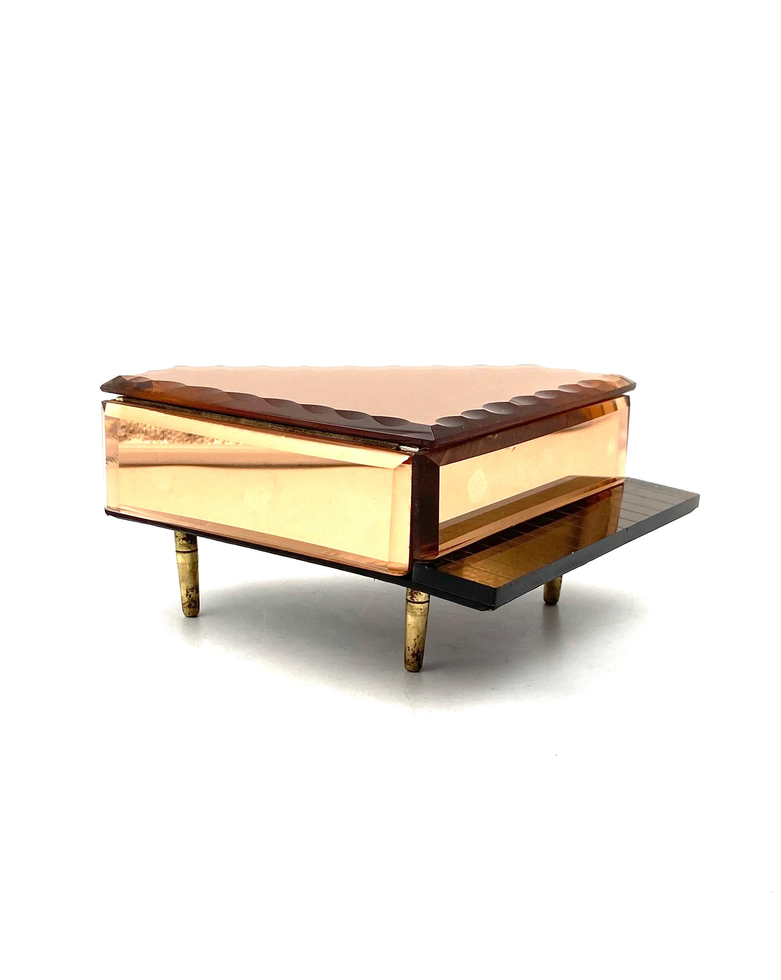Mid-century pink Piano-shaped Jewelry Boxes / music boxes, Reuge Switzerland 1950s In Excellent Condition For Sale In Firenze, IT