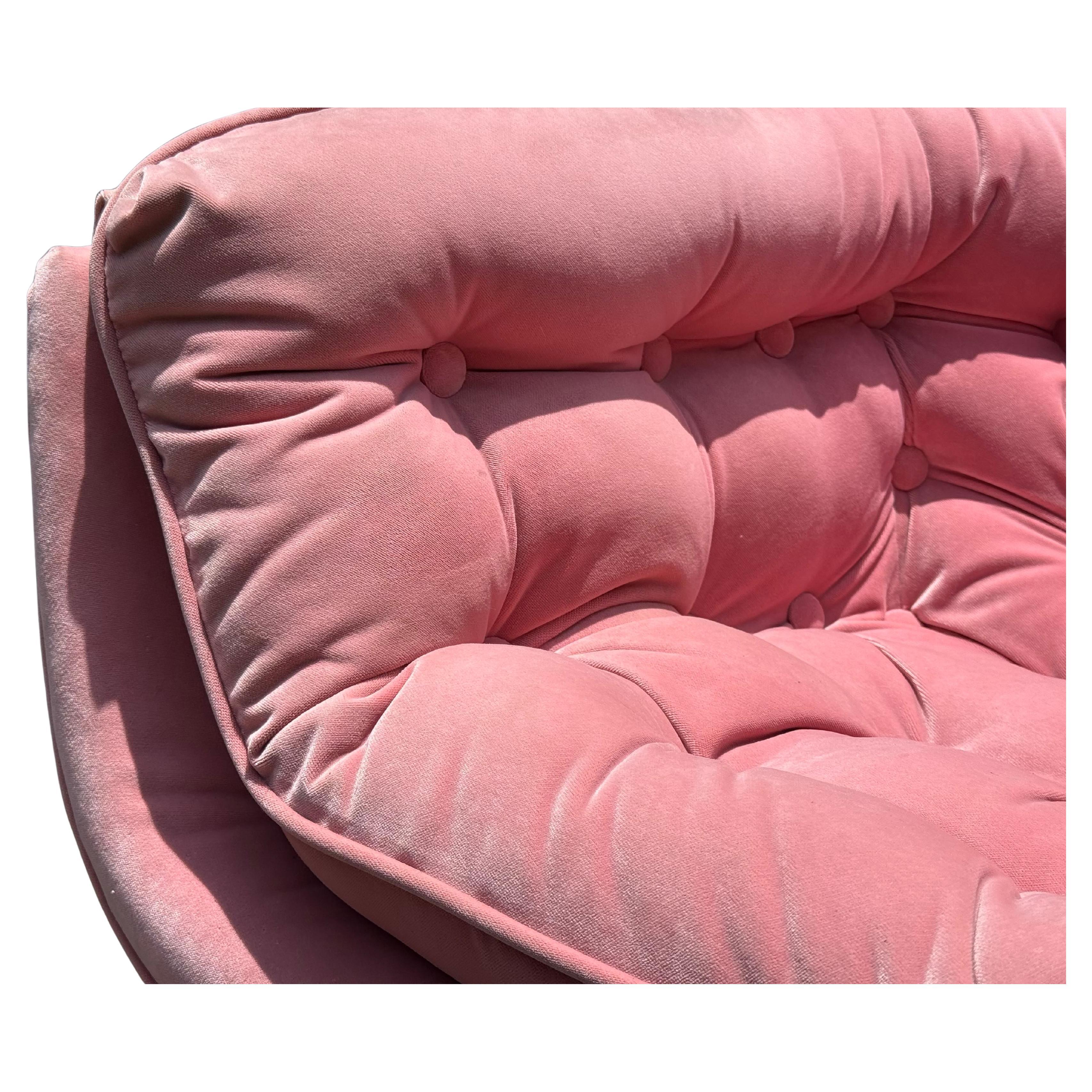 A stunning vintage scoop lounge chair attributed to Adrian Pearsall in original pink. 

The chair feature a distinct curved, scoop-shaped design with a unique three leg design. The original pink fabric is very cool and comfortable.

Very good