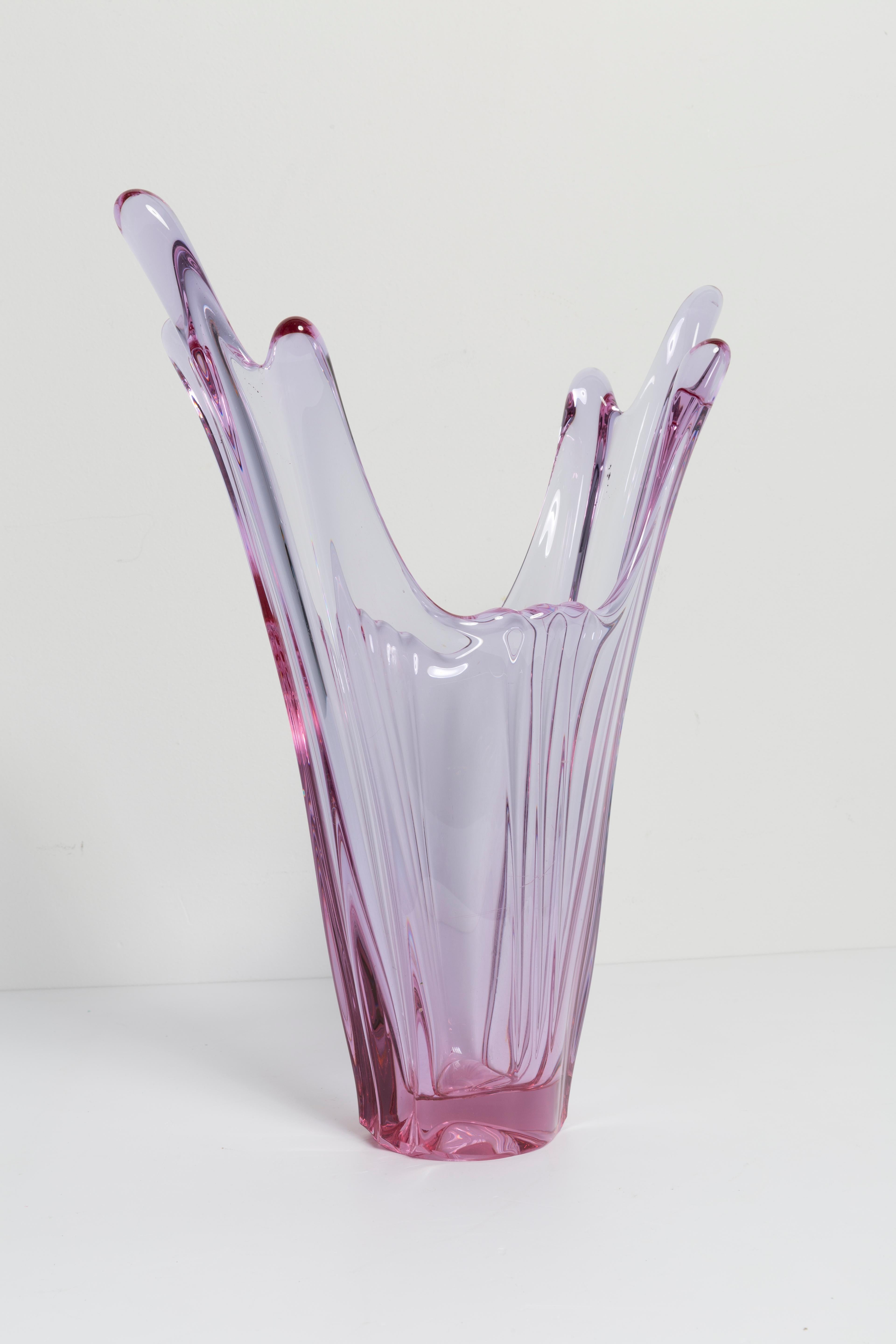Pink vase in amazing shape. Produced in 1960s in Poland.
Glass in perfect condition. The vase looks like it has just been taken out of the box.

No jags, defects etc. The outer relief surface, the inner smooth. Thick glass vase, massive.

Only