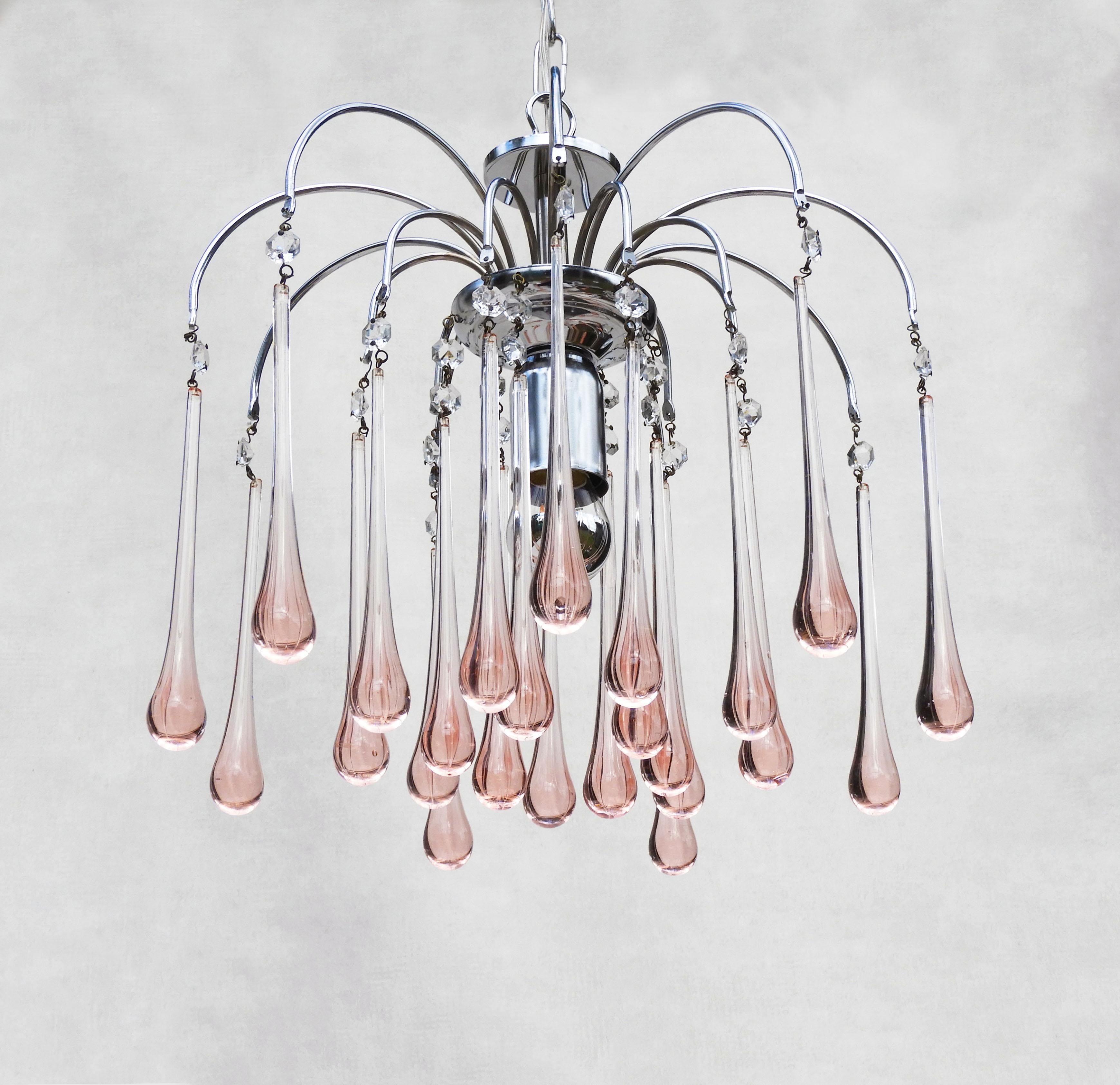 Stunning Paulo Venini style waterfall pendant chandelier.
Beautiful Murano glass cascade pendant light, 24 Pink ‘teardrop’ crystals on a three-tier chrome frame.
In great vintage condition with good patina and no losses to glass. Completely